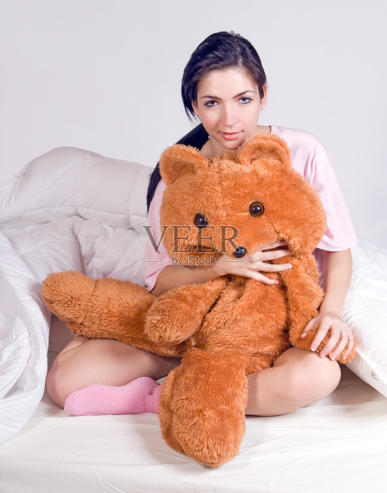 女孩和泰迪熊在床上照片摄影图片