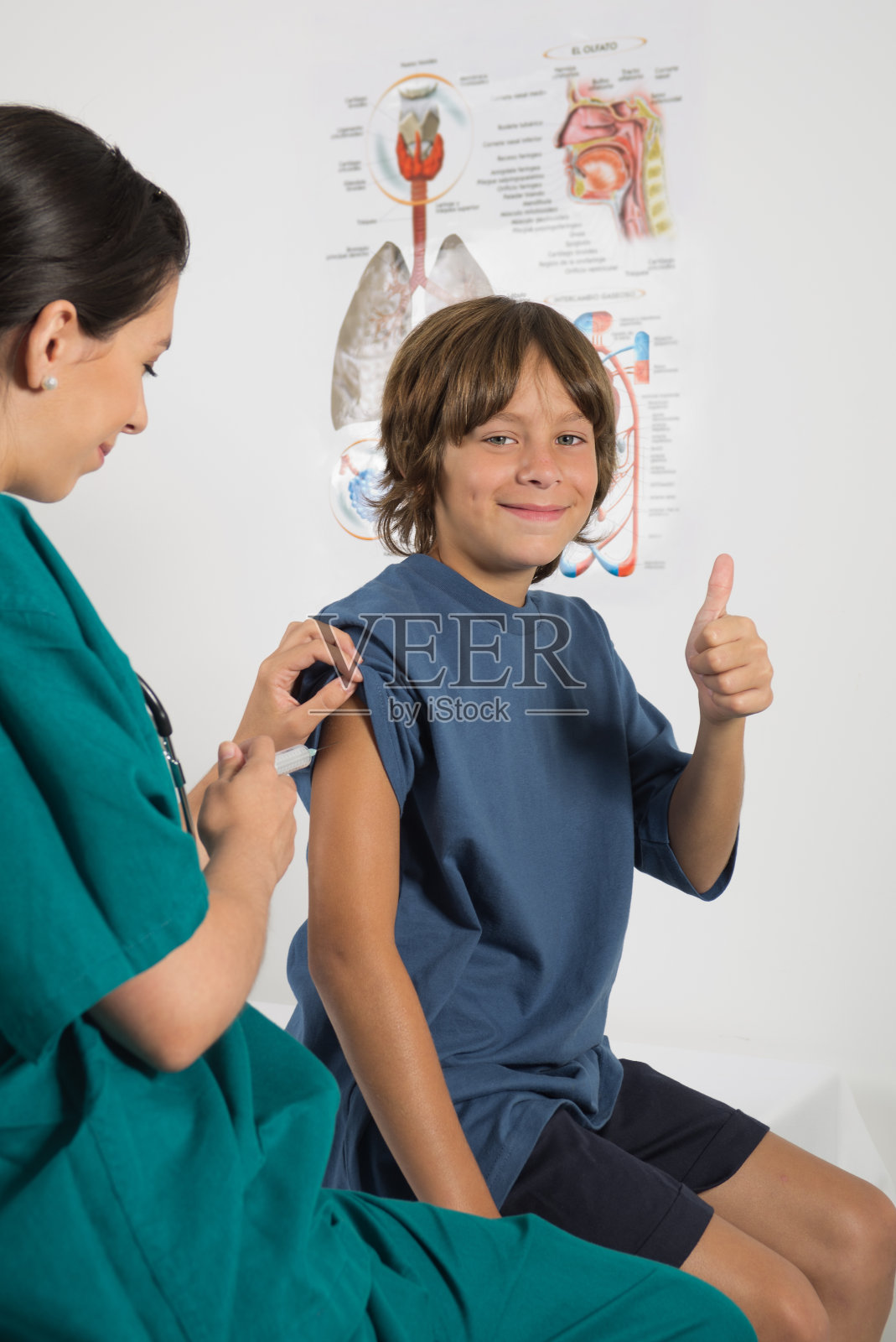 接种疫苗后快乐的孩子照片摄影图片