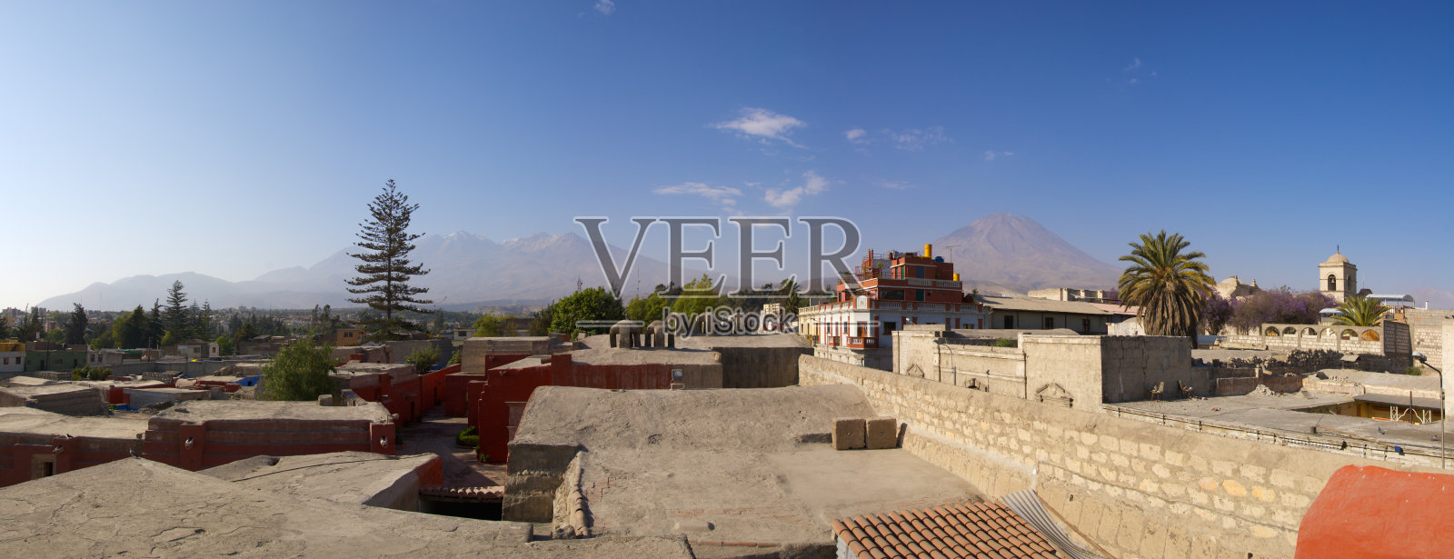 秘鲁阿雷基帕和火山全景。照片摄影图片