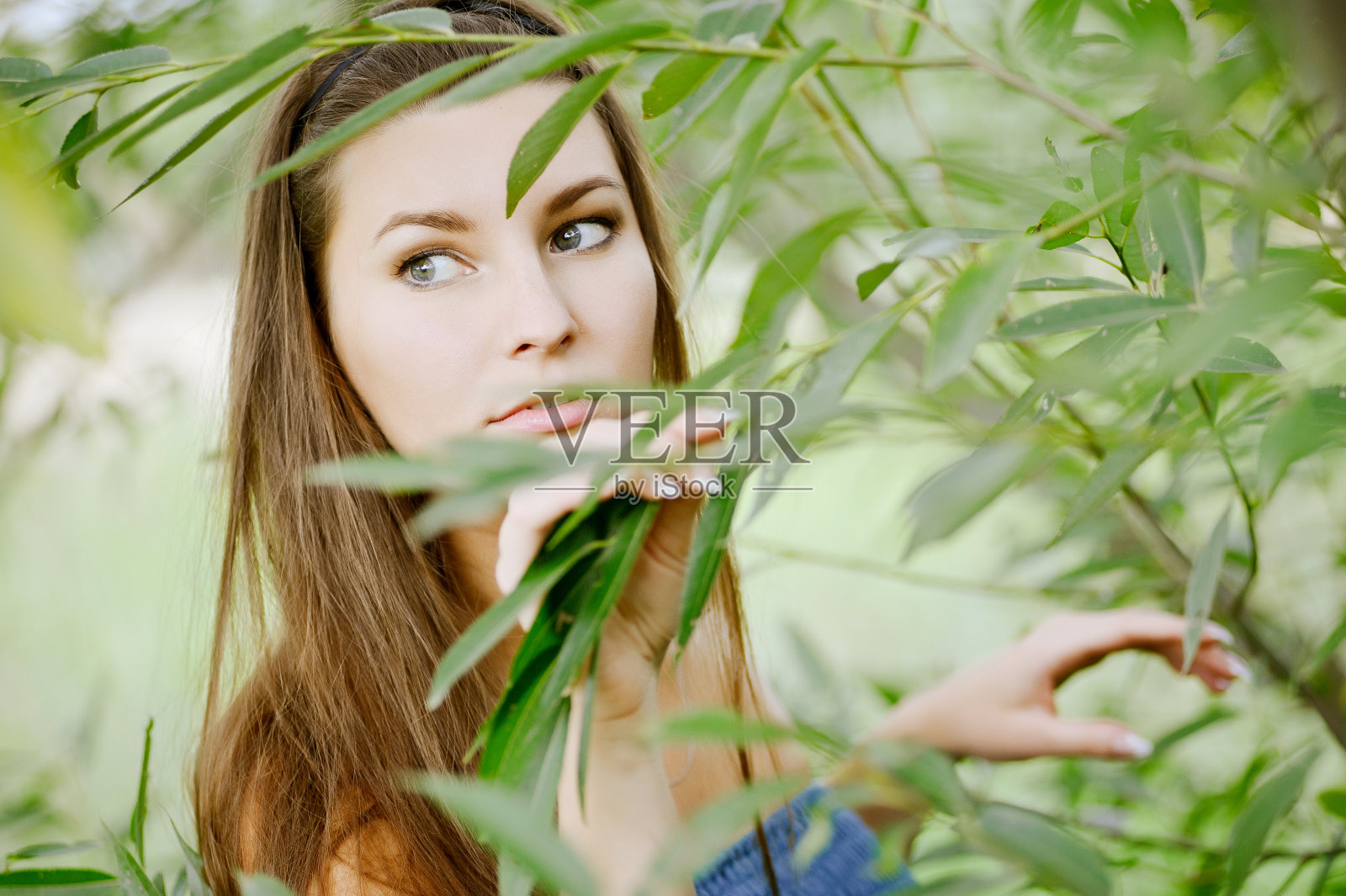 女人向后看照片摄影图片