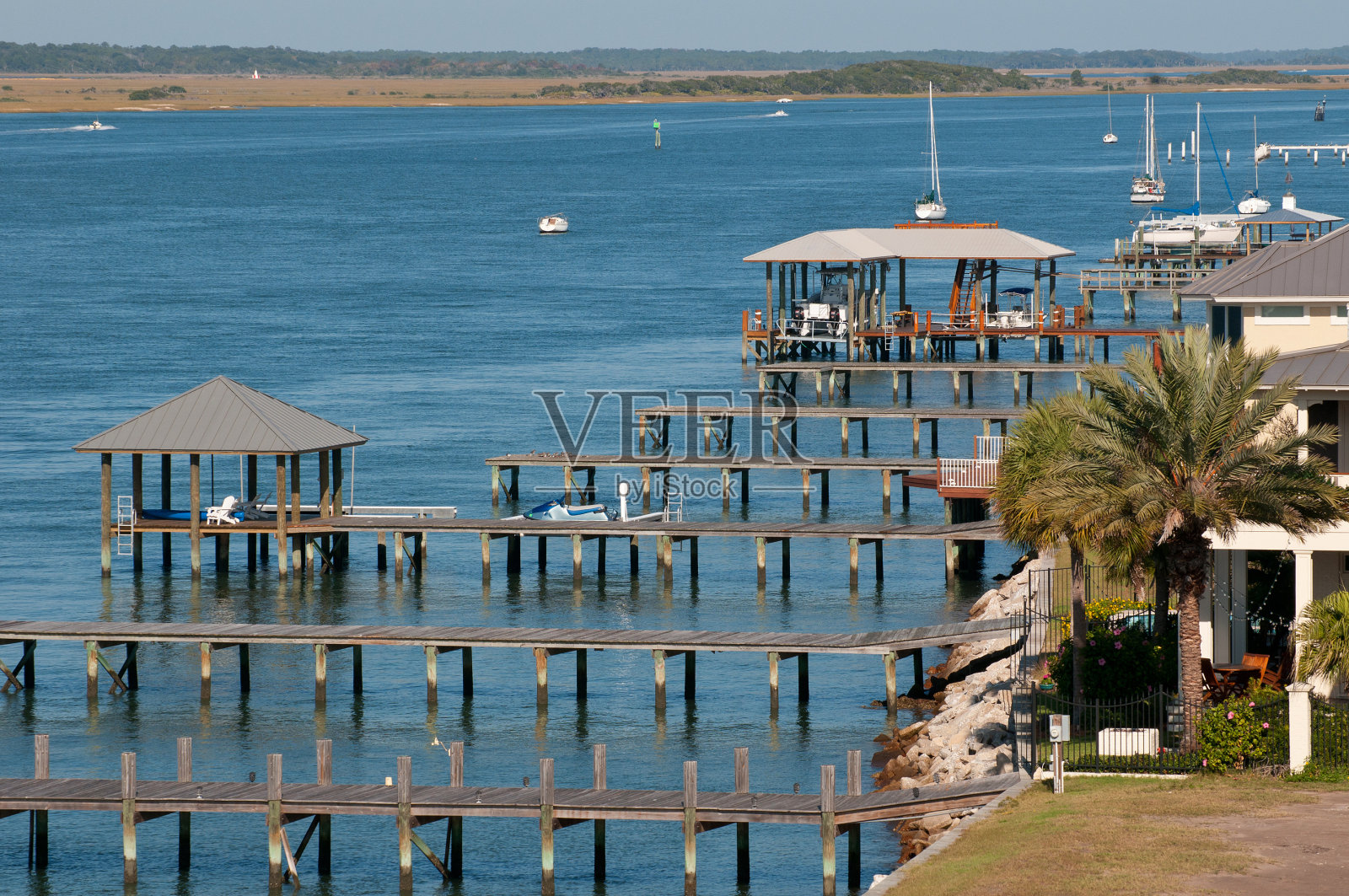 船停靠在河上照片摄影图片