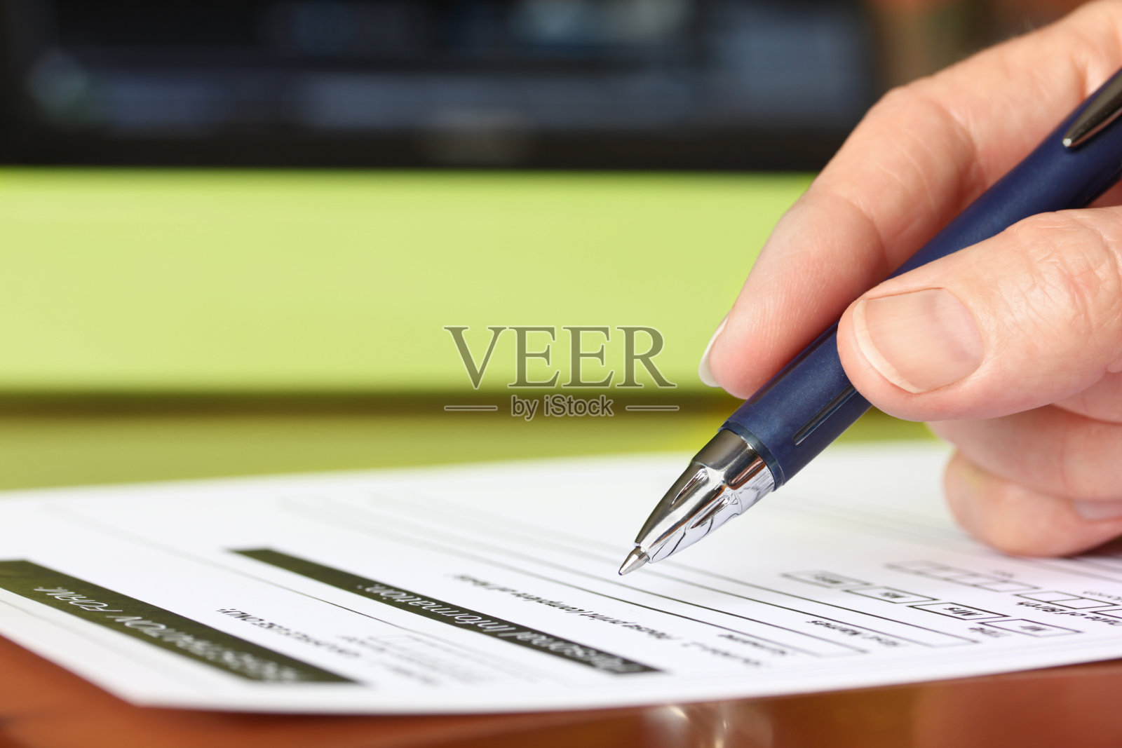 用绿色文件夹填写手写签名表照片摄影图片