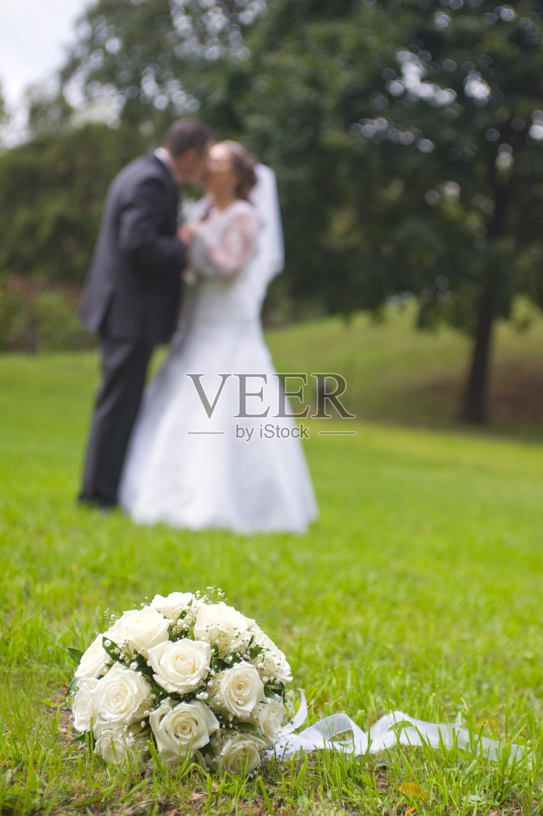 草地上的婚礼花束照片摄影图片