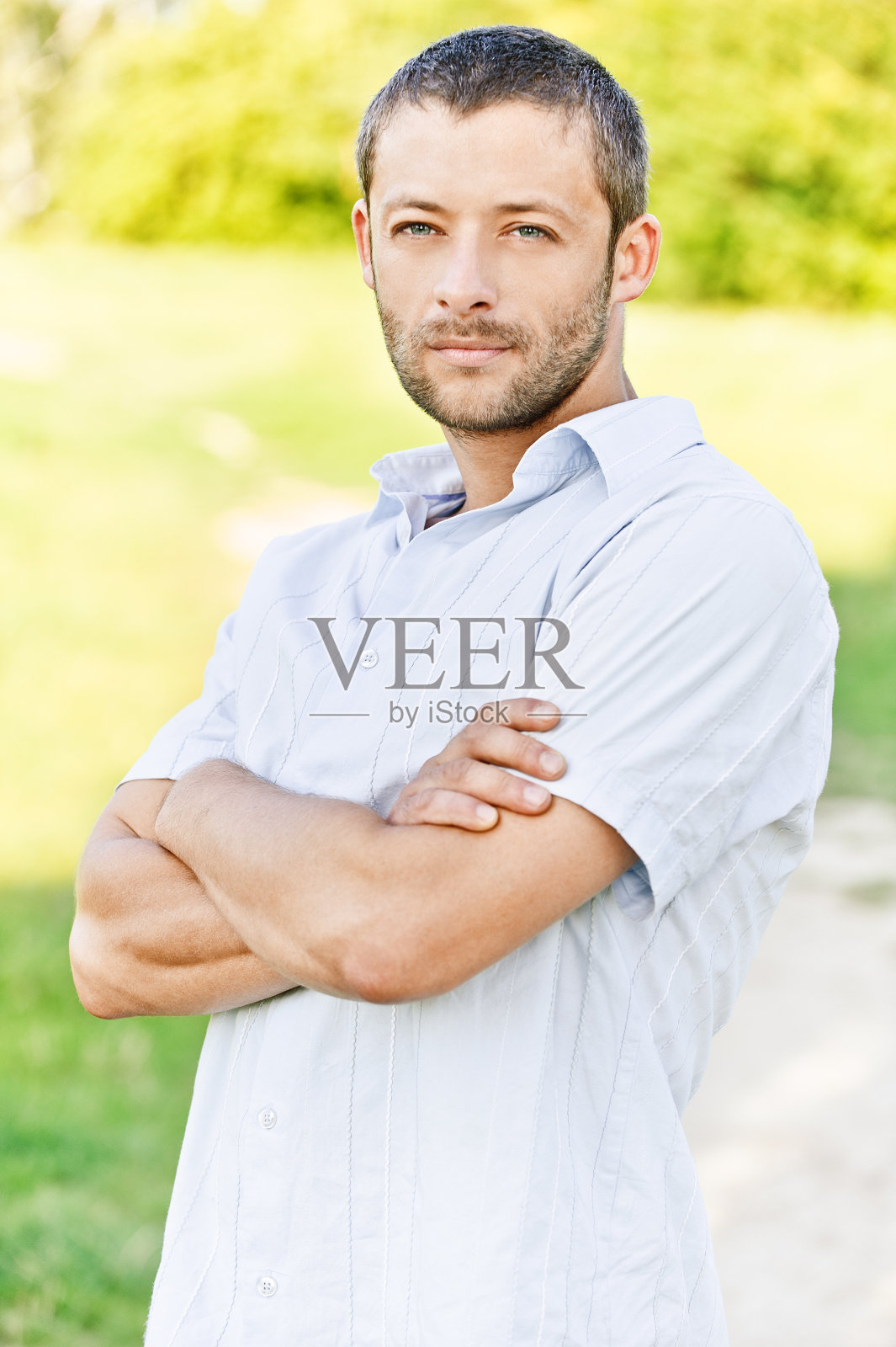 一个穿浅色衬衫的男人的肖像照片摄影图片