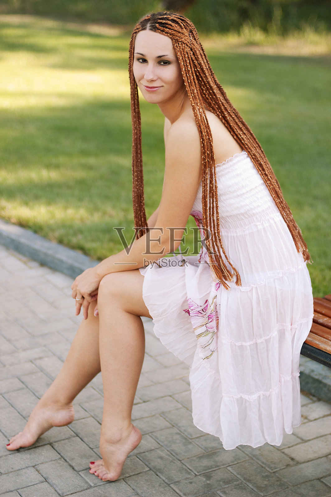 梳着红辫的女孩照片摄影图片