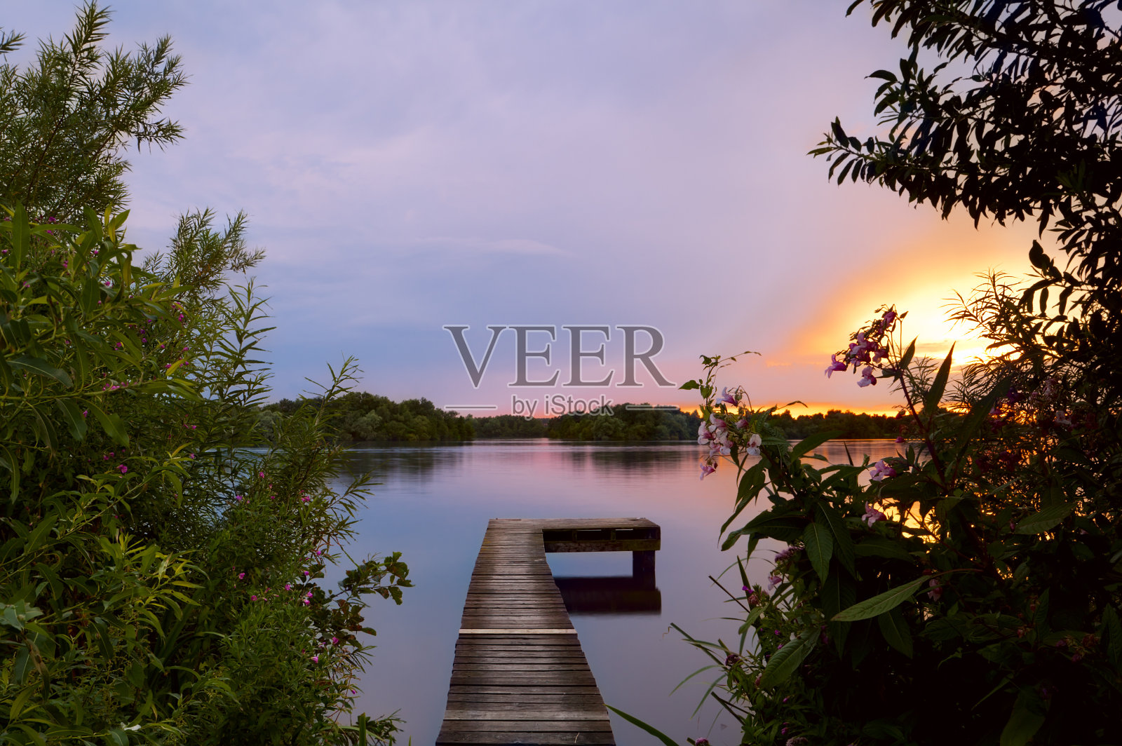 日落时分的木码头照片摄影图片