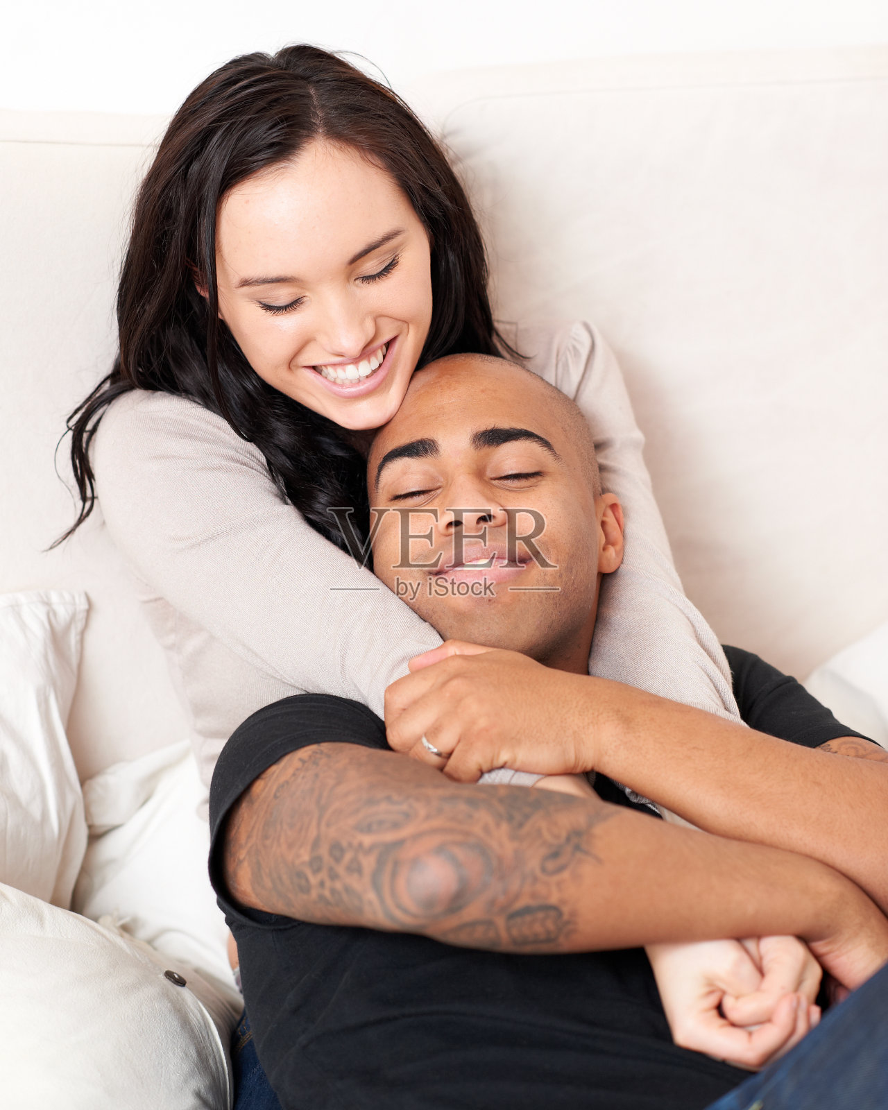 微笑夫妇拥抱照片摄影图片