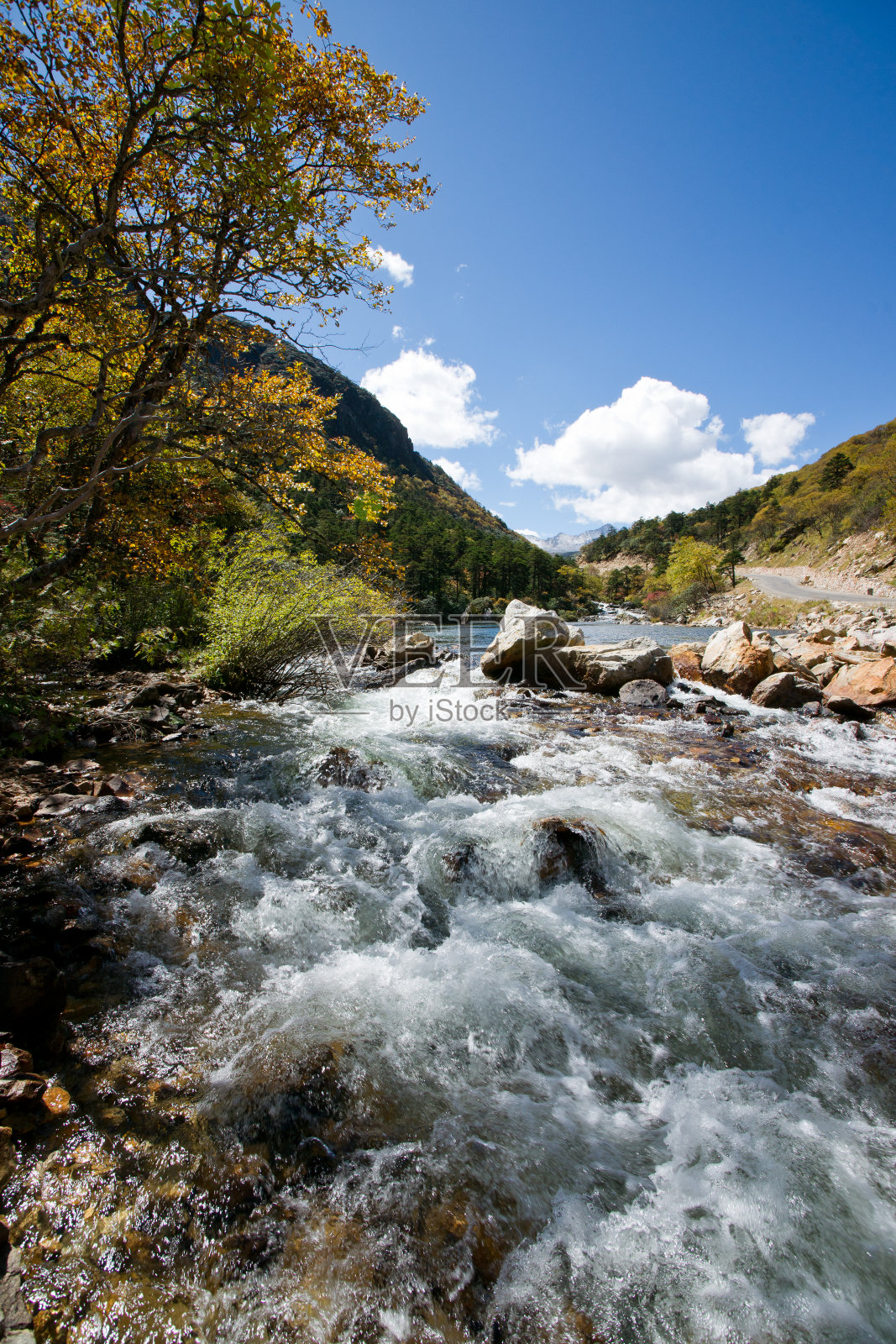 秋天的高原河流，中国四川照片摄影图片