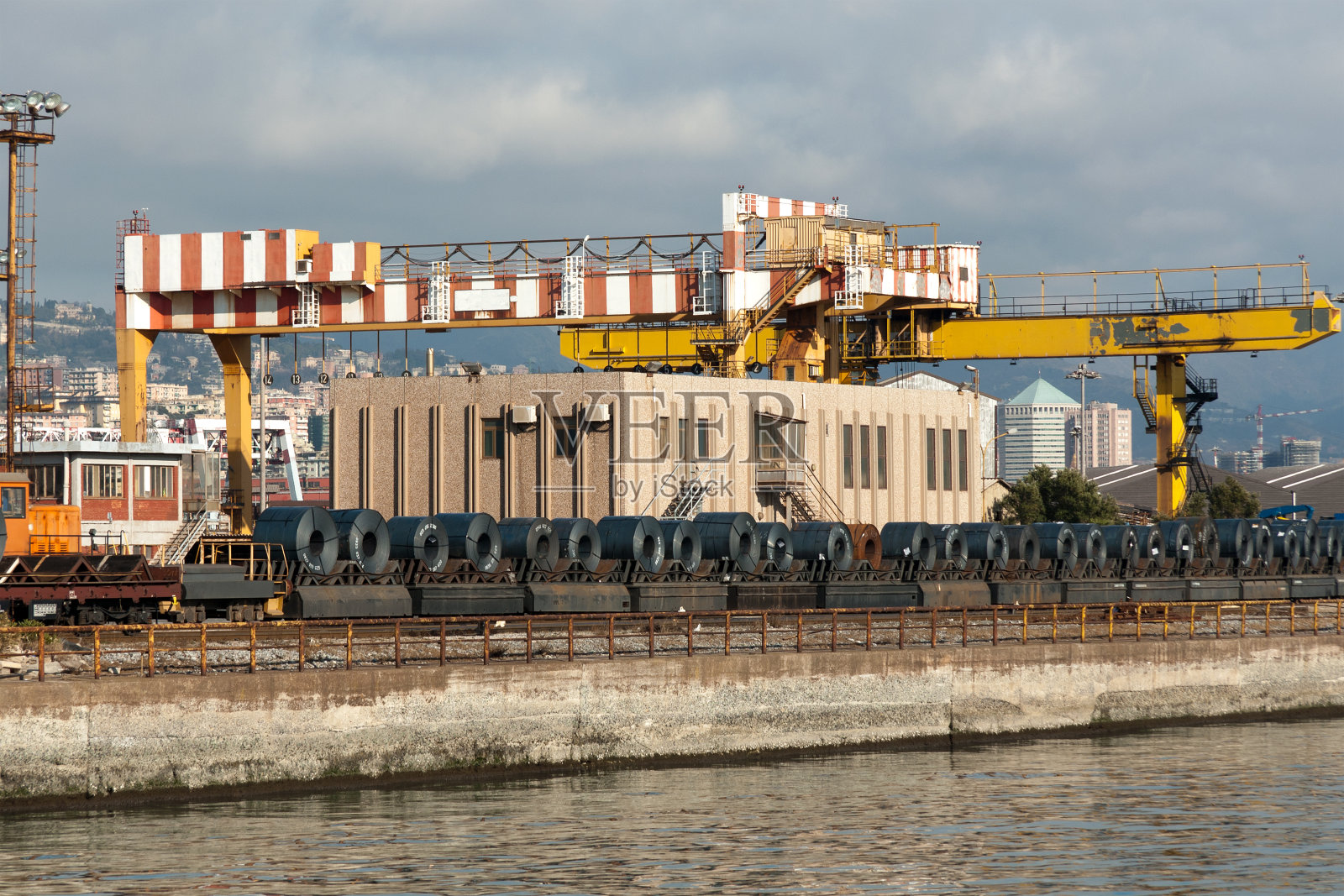 热那亚港口，码头起重机和轧钢卷照片摄影图片
