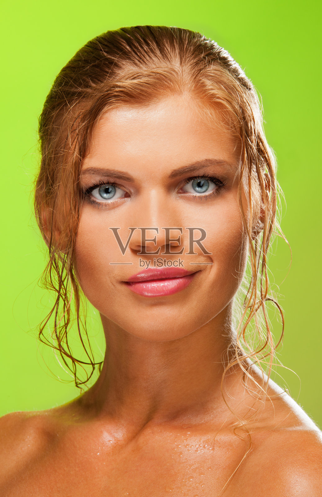 蓝眼睛金发女孩的脸照片摄影图片