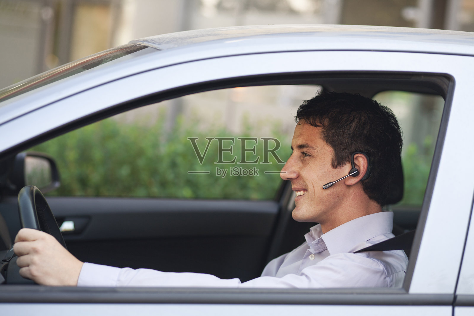 商人在汽车与蓝牙照片摄影图片