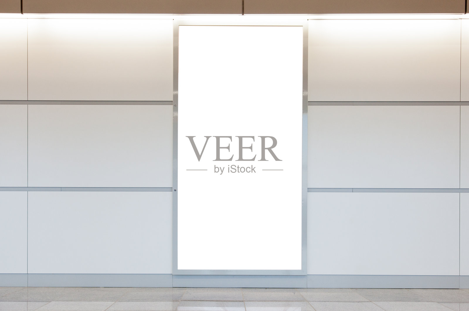 垂直空白的广告牌在墙上照片摄影图片