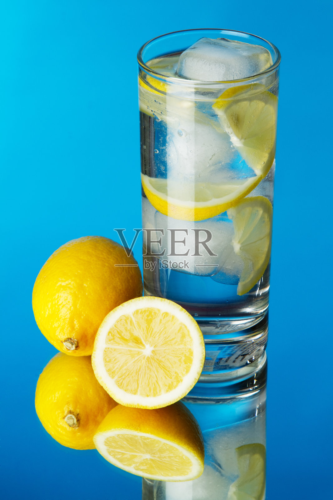 蓝色背景的柠檬冰水照片摄影图片