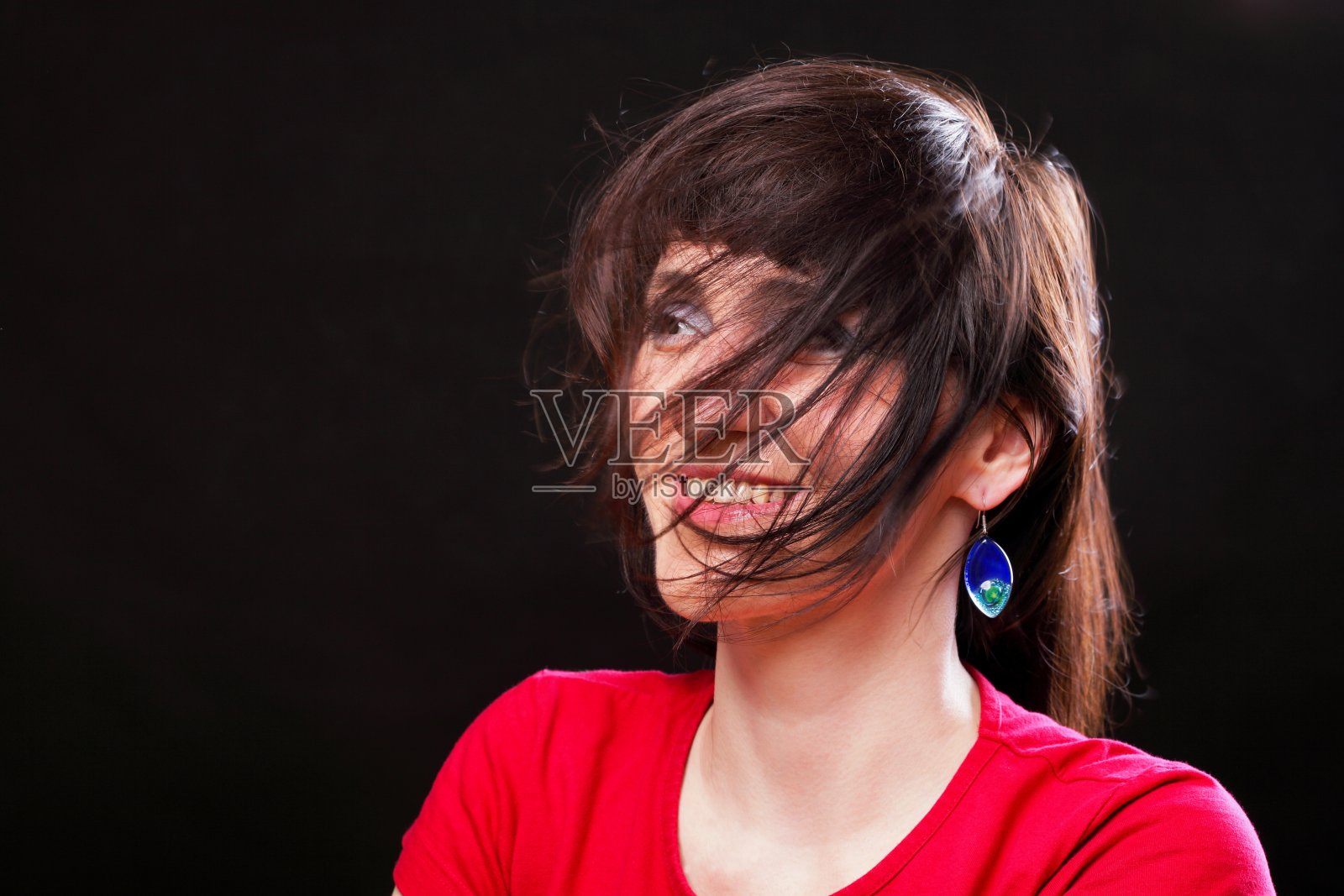 头发蓬乱的女人照片摄影图片