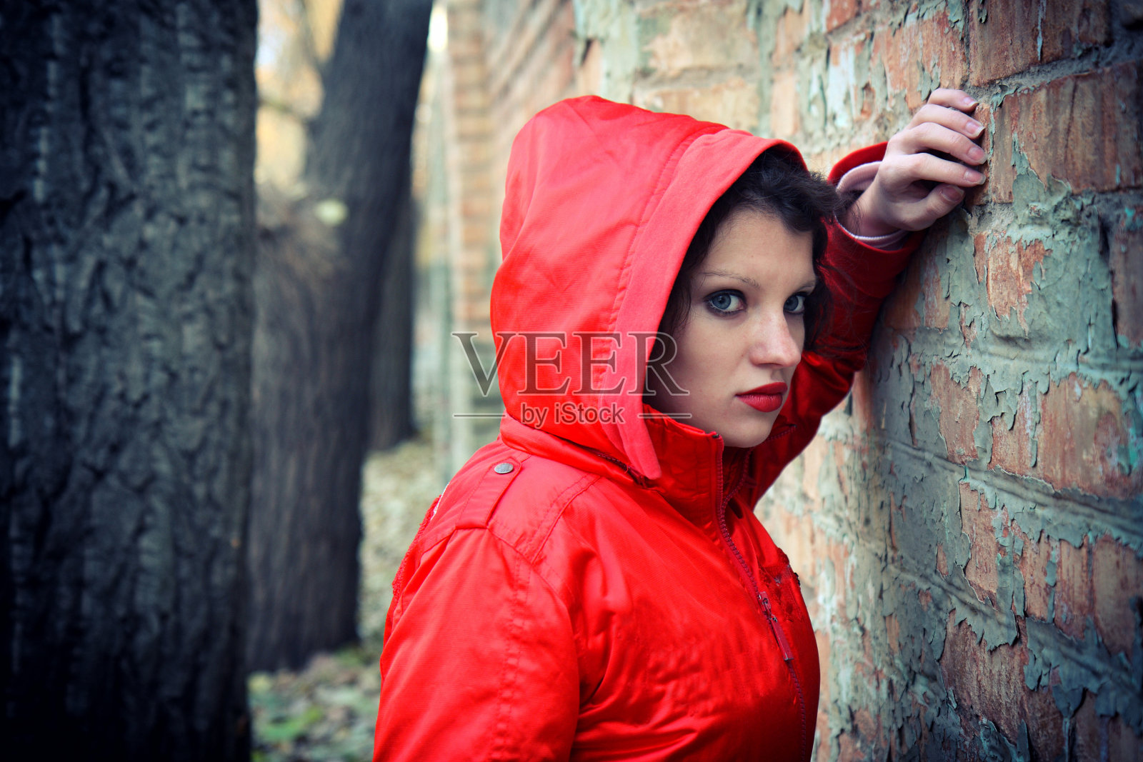 抑郁少女面对自己的问题。照片摄影图片