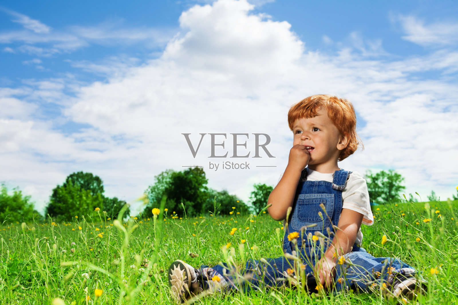 小孩子在公园里吃零食照片摄影图片