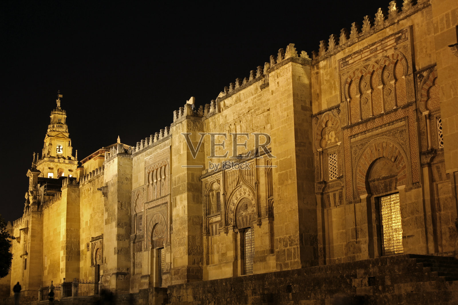 科尔多瓦清真寺的门和钟楼照片摄影图片