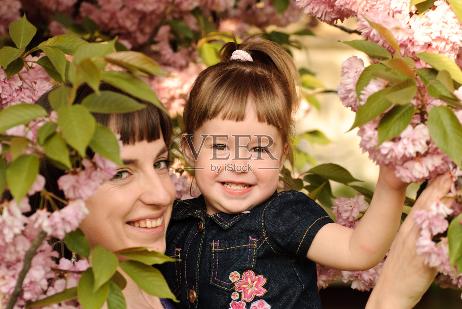 母亲和女儿在花园里照片摄影图片