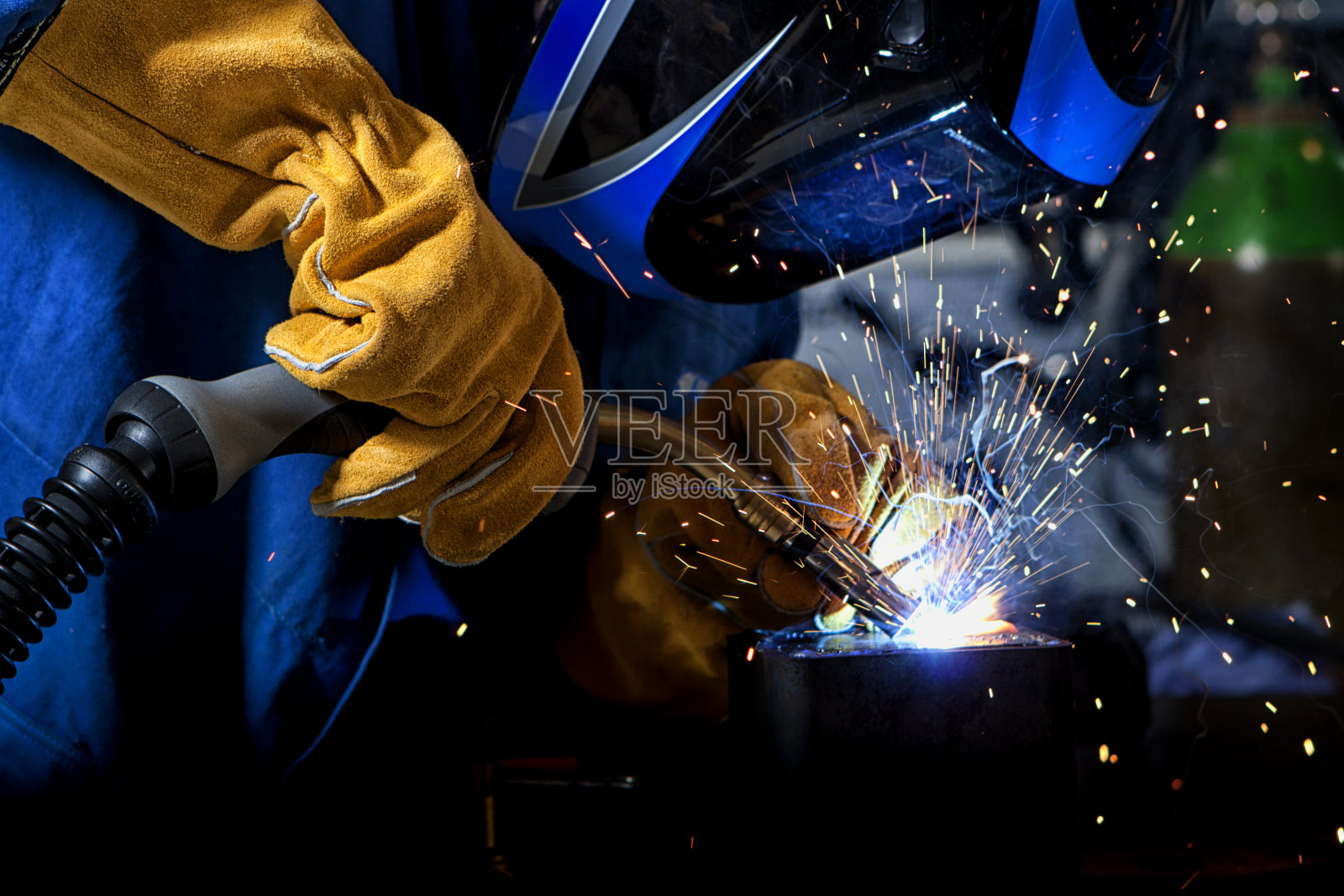 焊工与焊接火花照片摄影图片