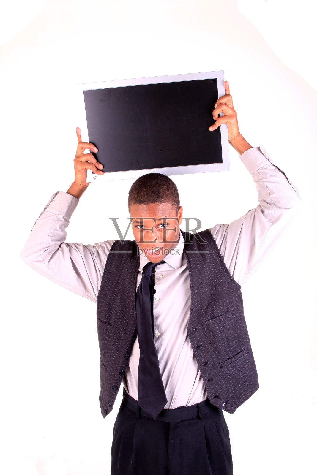 一个男人举着一个空白屏幕照片摄影图片