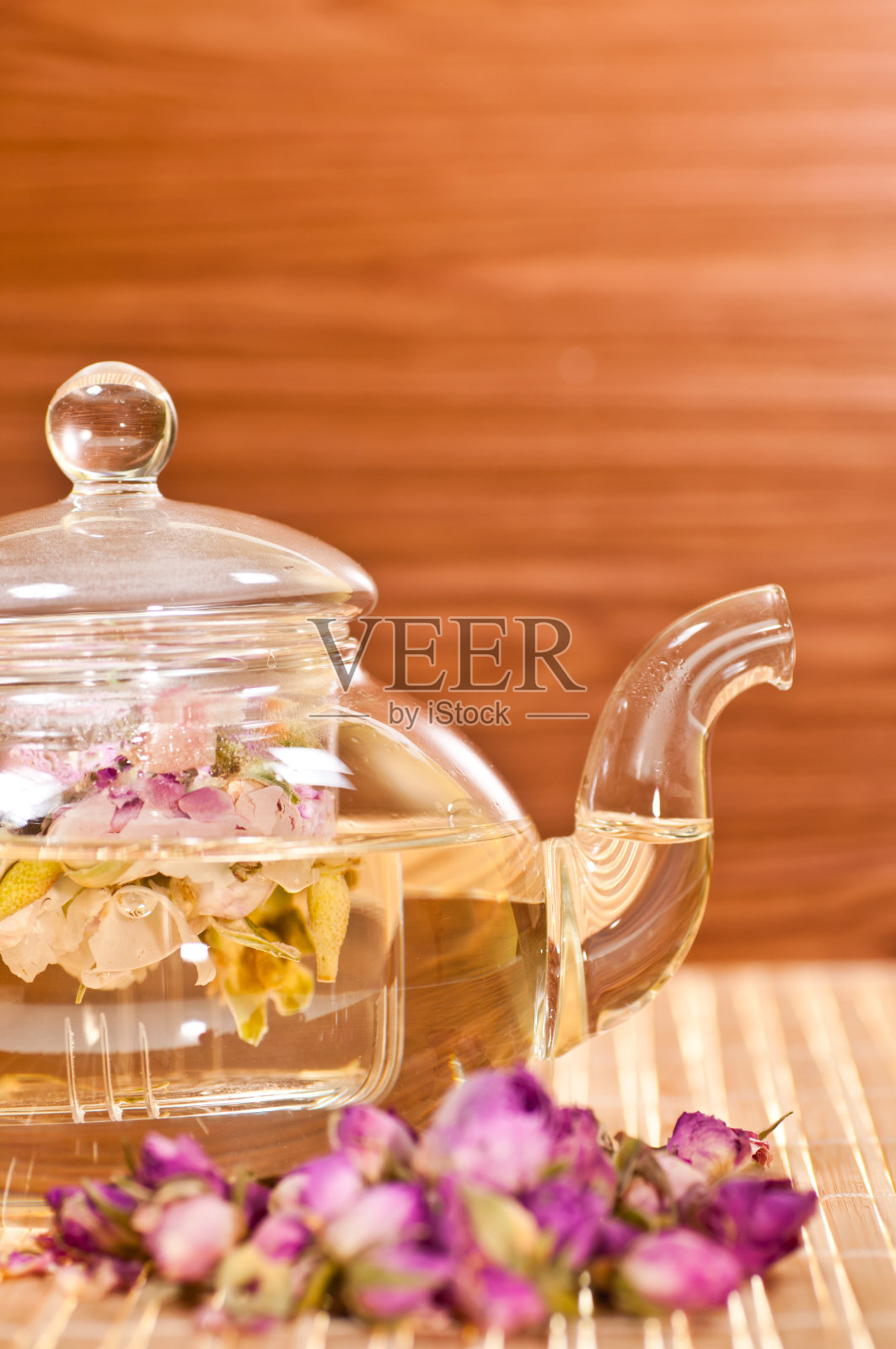一壶粉红色的玫瑰茶靠近照片摄影图片