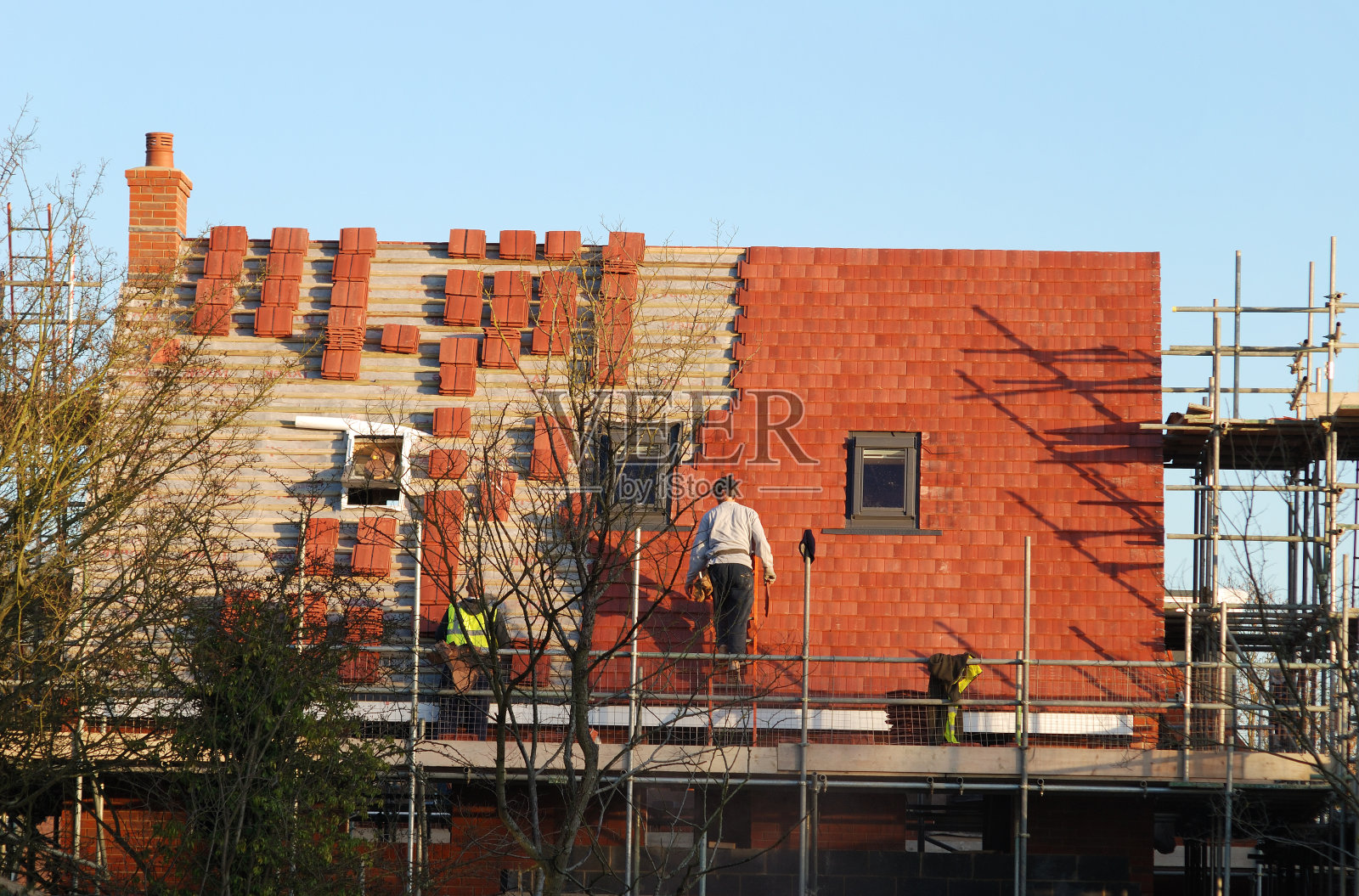 正在铺设的新屋顶照片摄影图片
