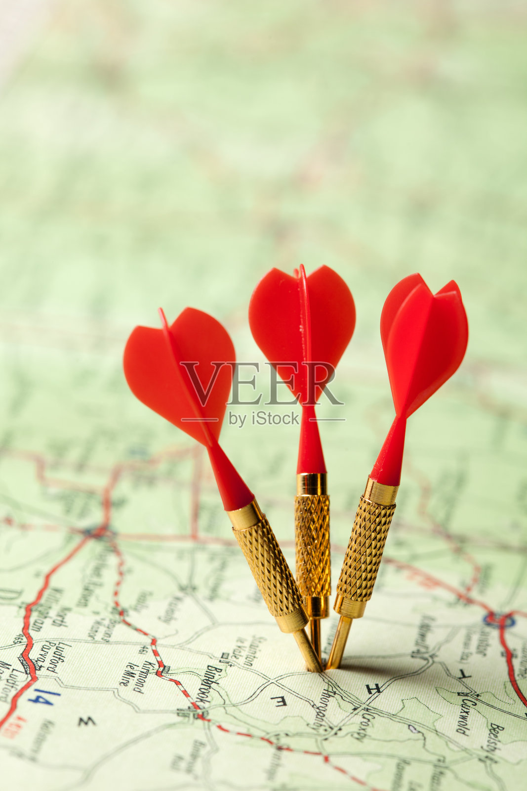 地图上的红色飞镖照片摄影图片