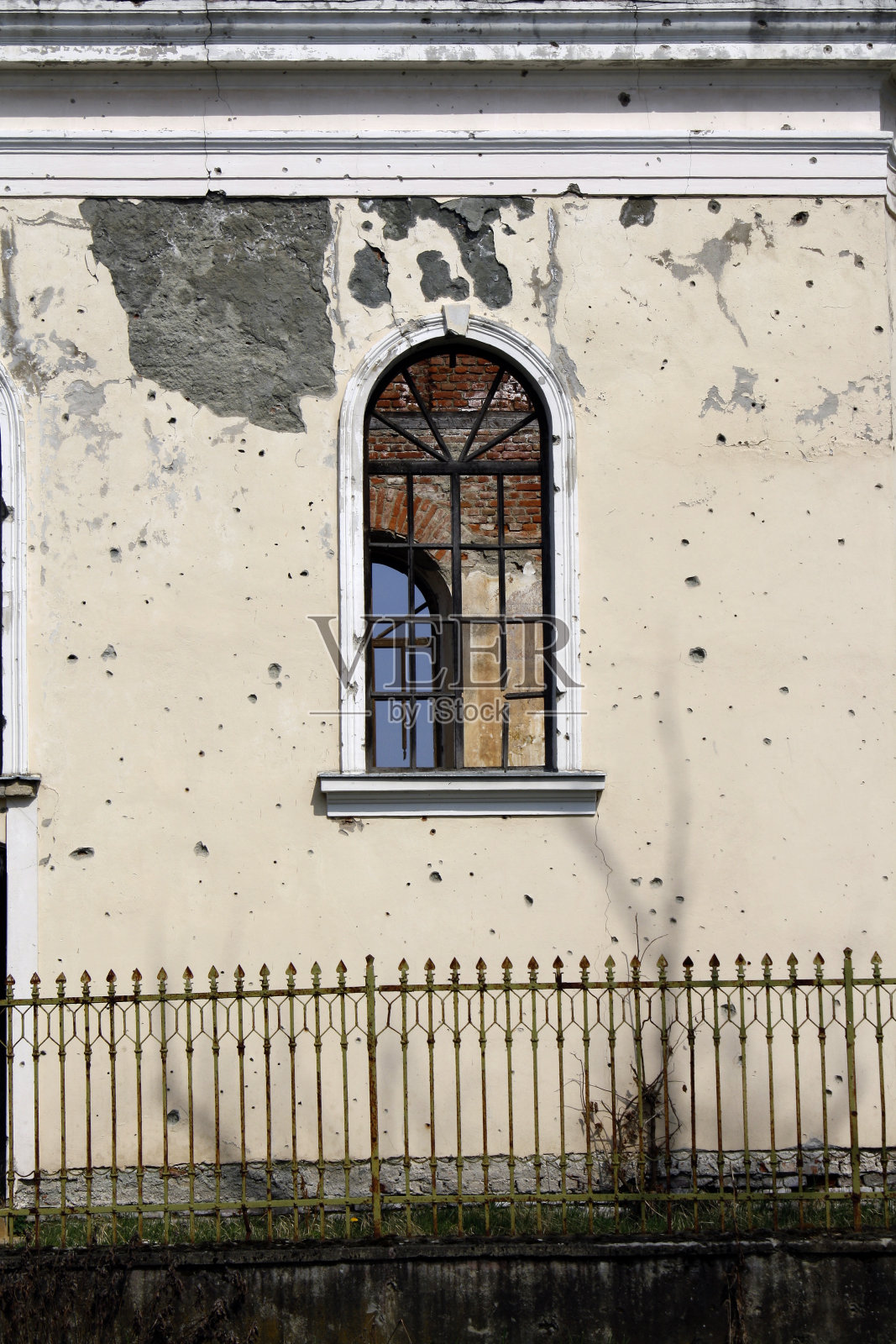 教堂窗户在战争中被毁照片摄影图片