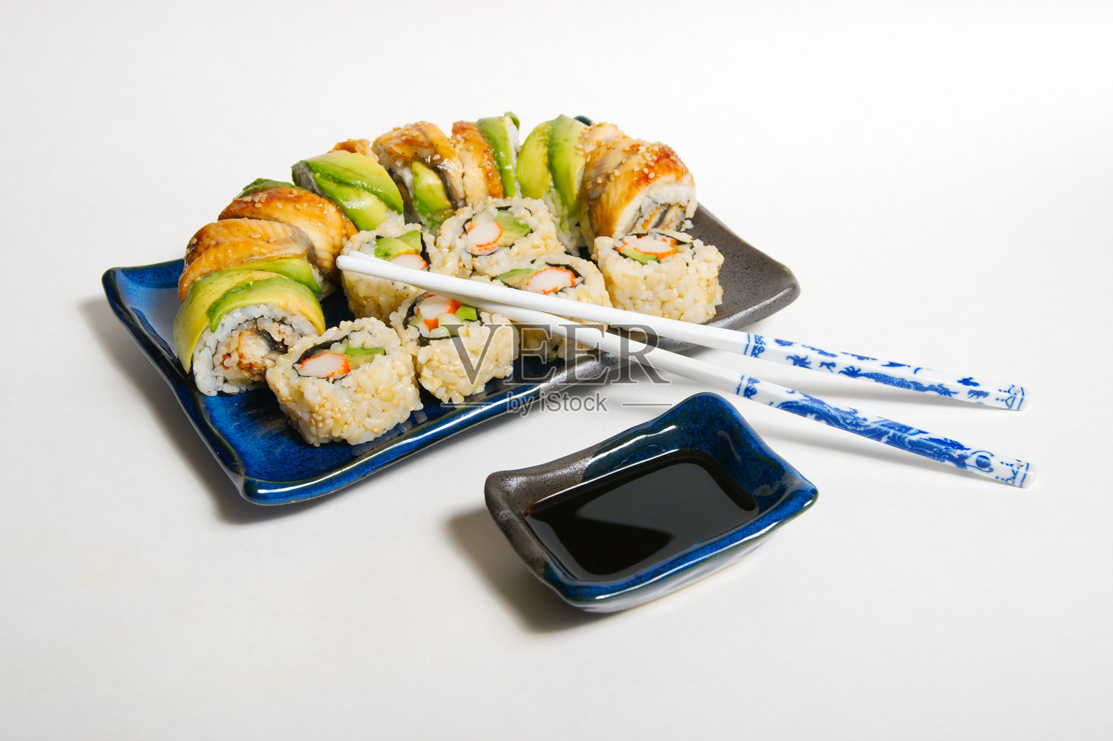 寿司卷和筷子照片摄影图片