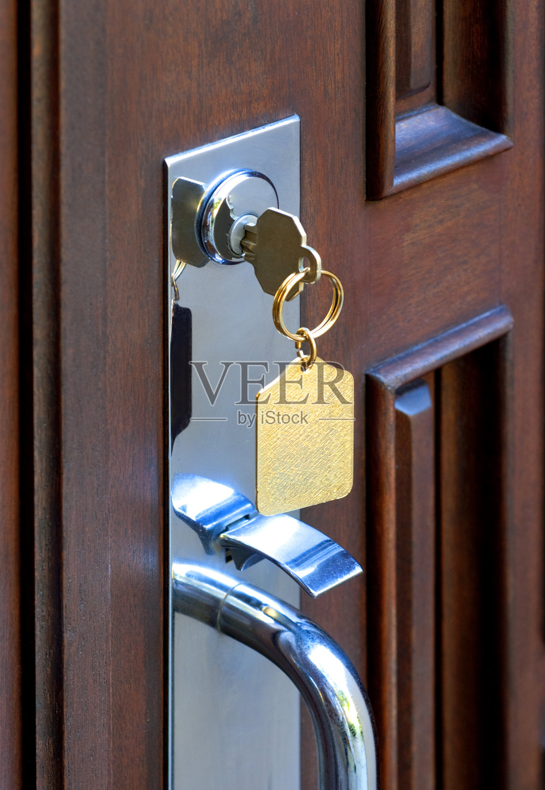 钥匙插入门锁照片摄影图片