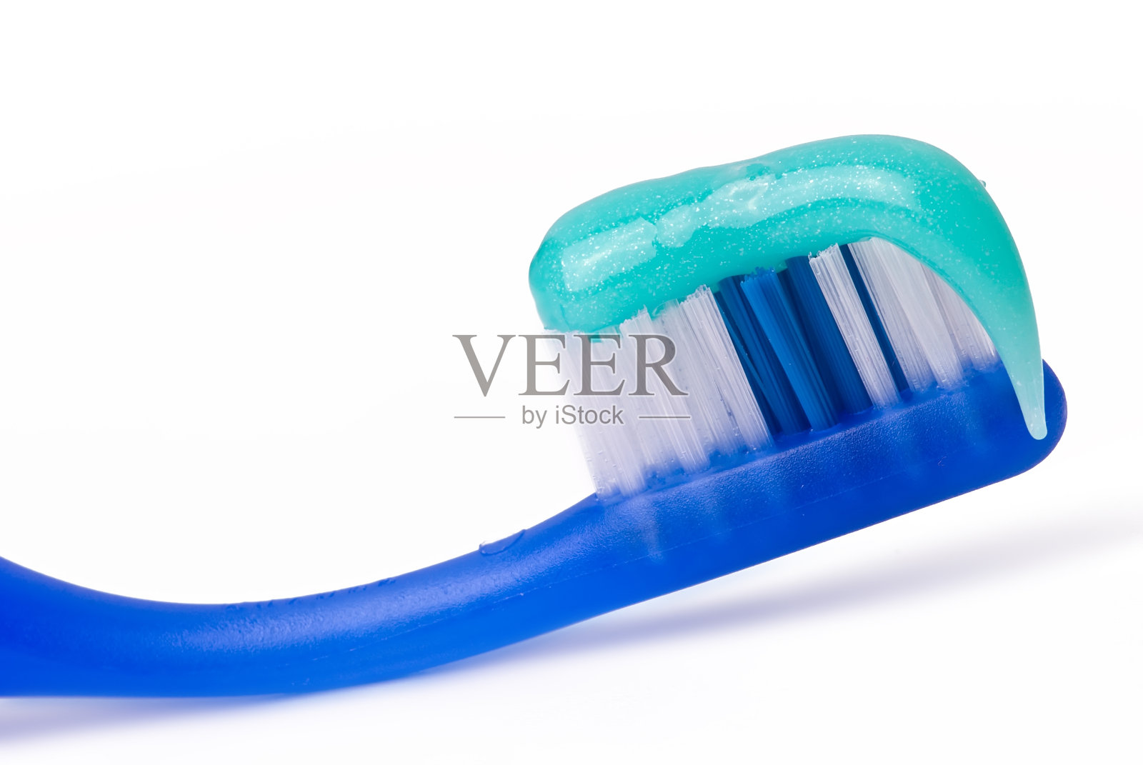 蓝色牙刷孤立在白色牙刷上照片摄影图片