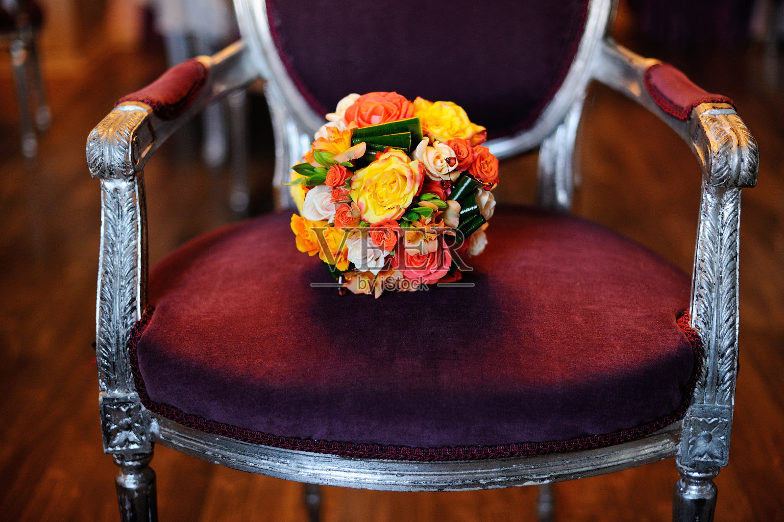 古董扶手椅上的花束照片摄影图片