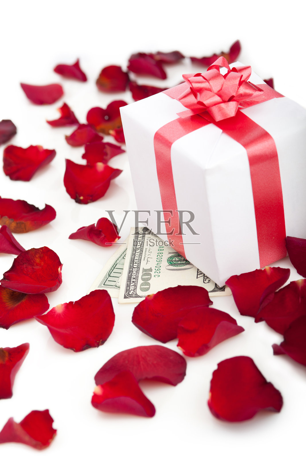 礼盒，白色背景玫瑰花瓣。照片摄影图片