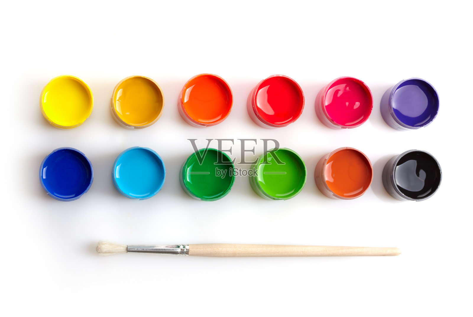 油漆桶与油漆刷在白色的背景照片摄影图片