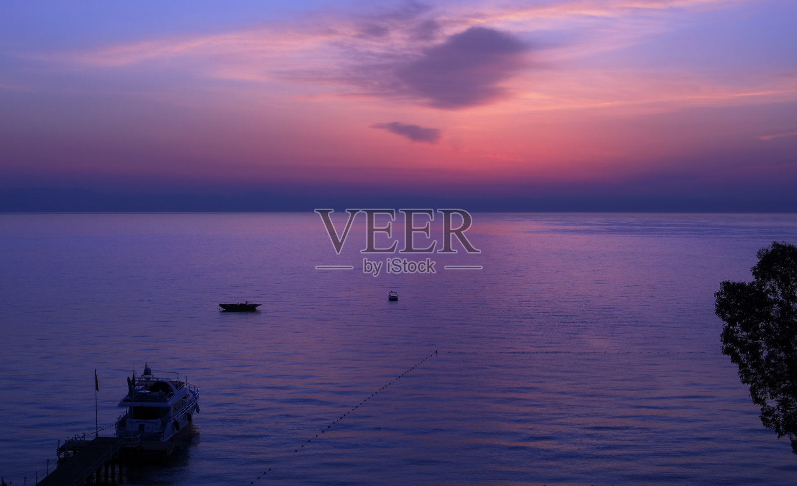 日出前的一刻，安塔利亚湾。照片摄影图片