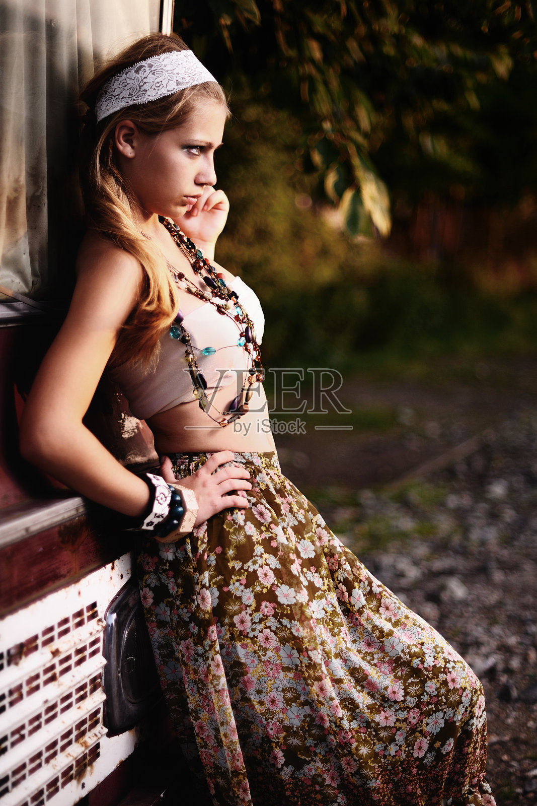 穿着民族服装的女人照片摄影图片