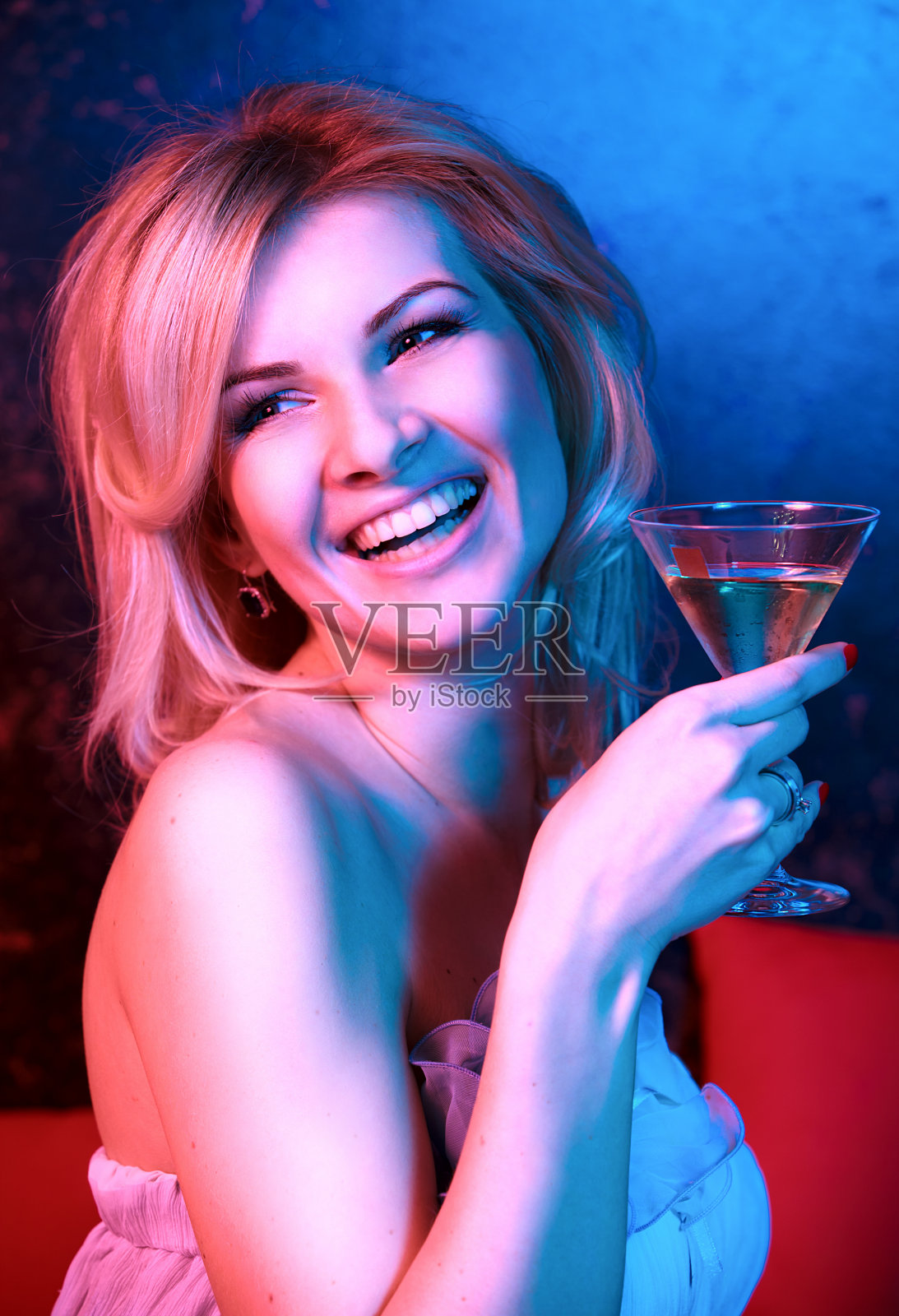 在夜总会喝鸡尾酒的漂亮女人，各种各样的照片摄影图片