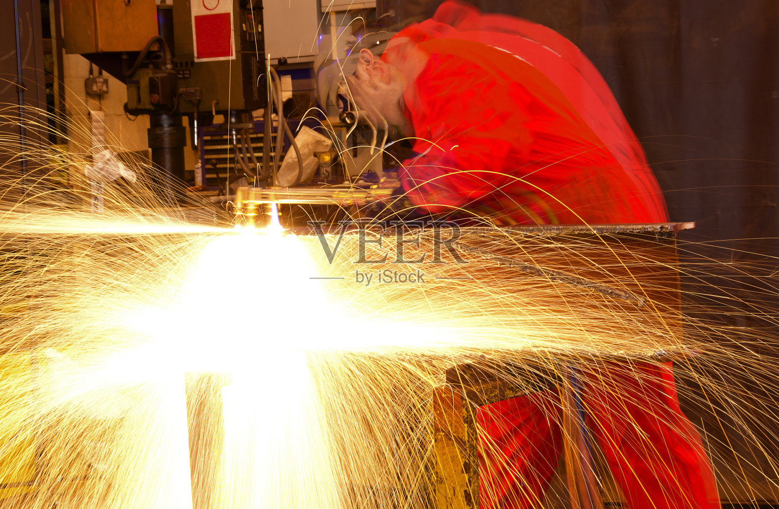 多次暴露焊机切割金属与火花照片摄影图片