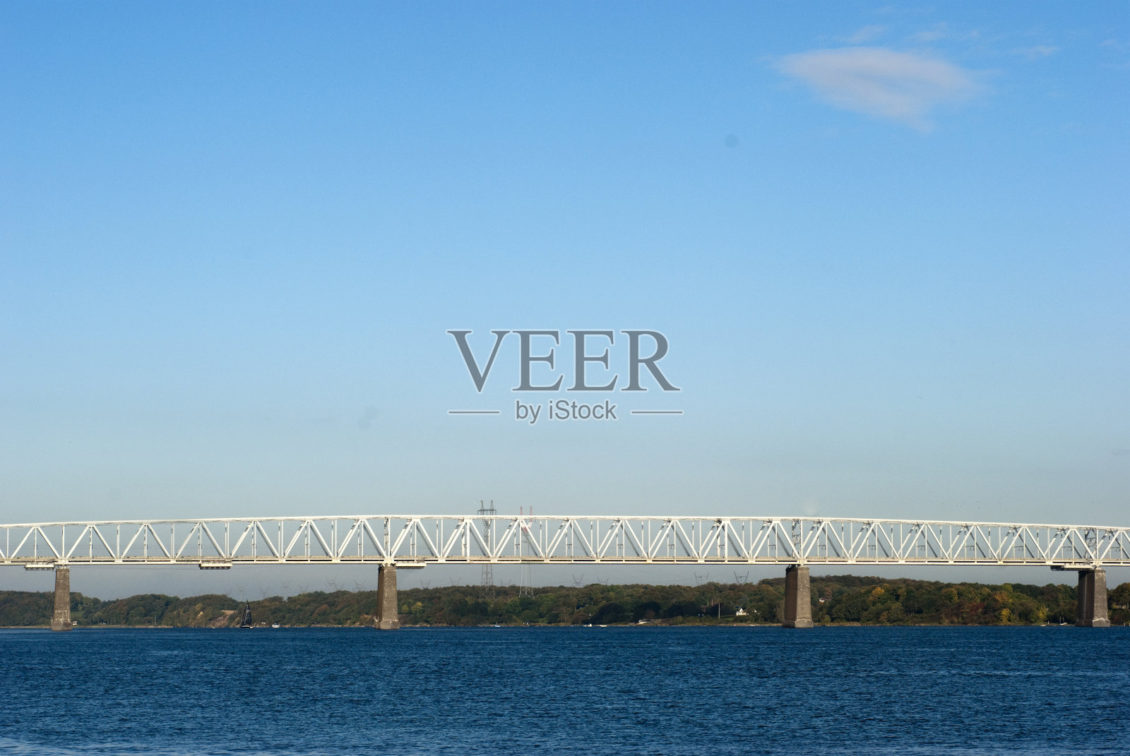 老小带桥照片摄影图片