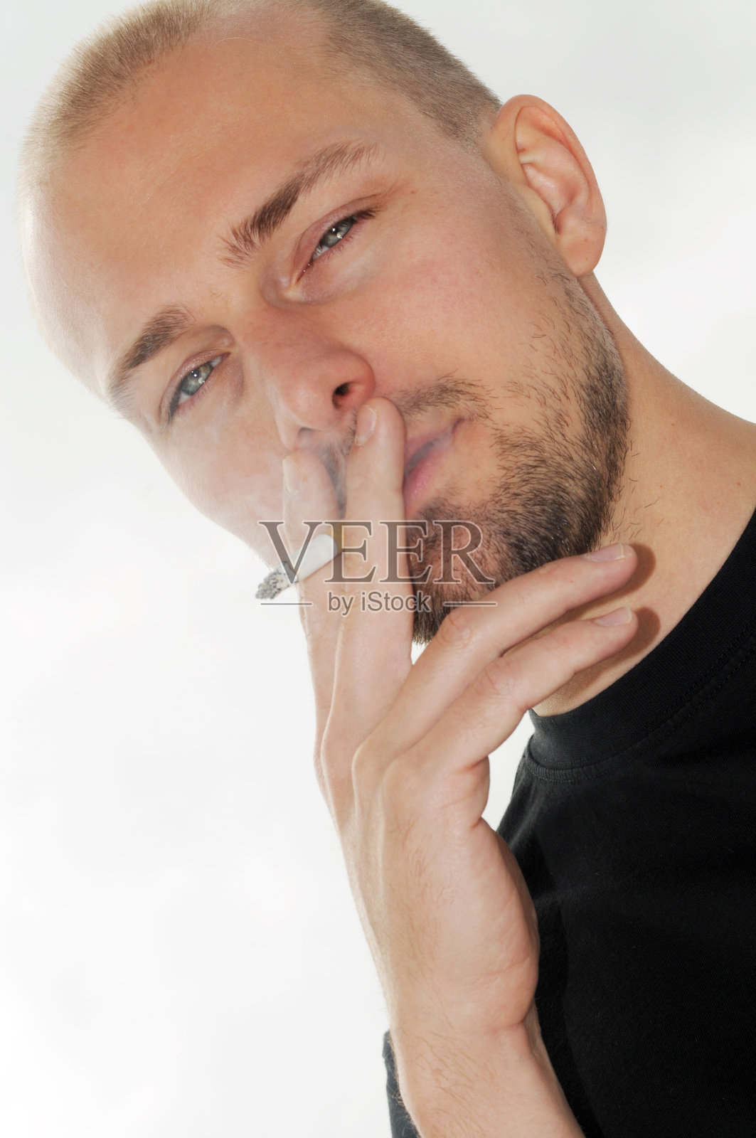 男人吸烟照片摄影图片