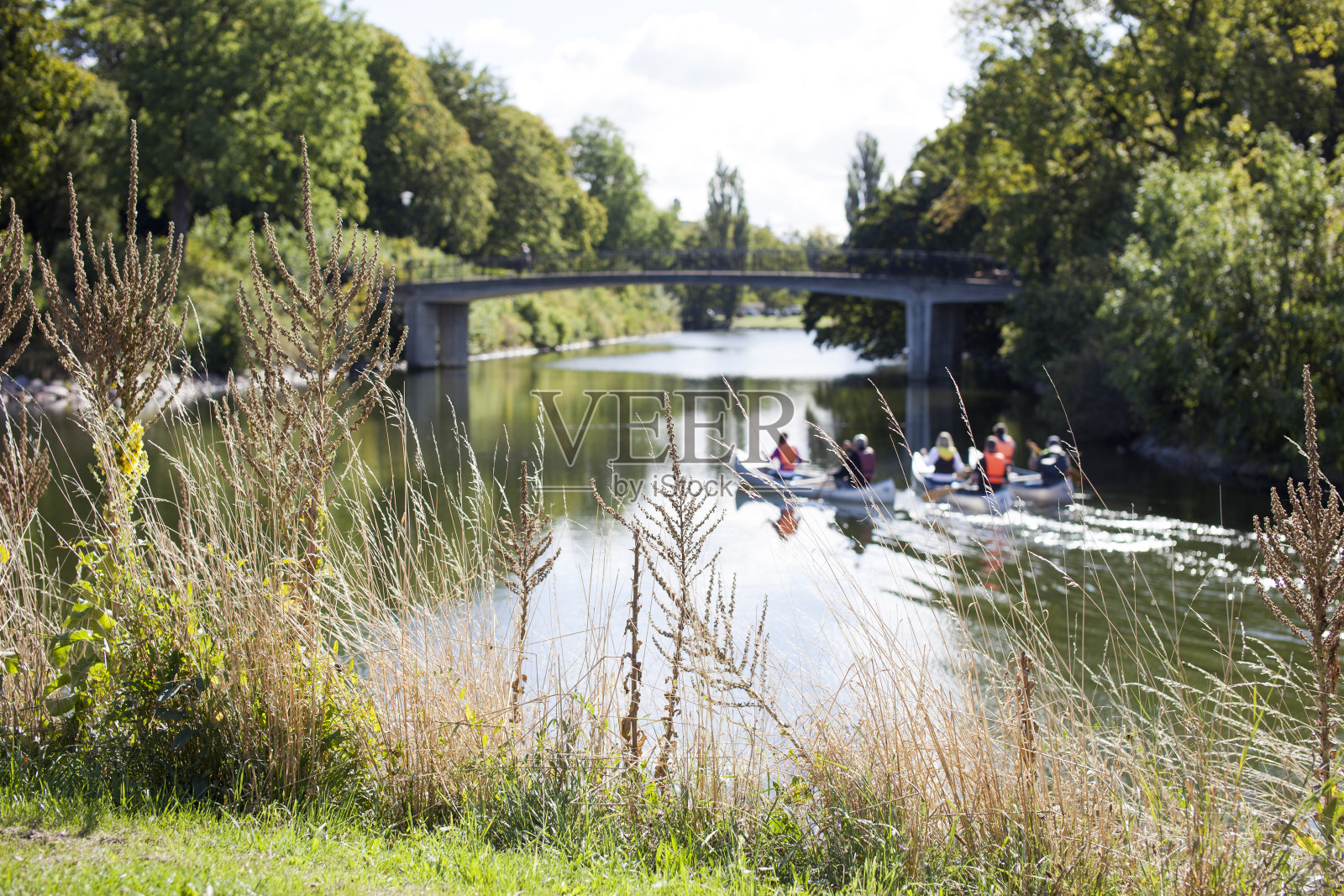 独木舟在运河照片摄影图片