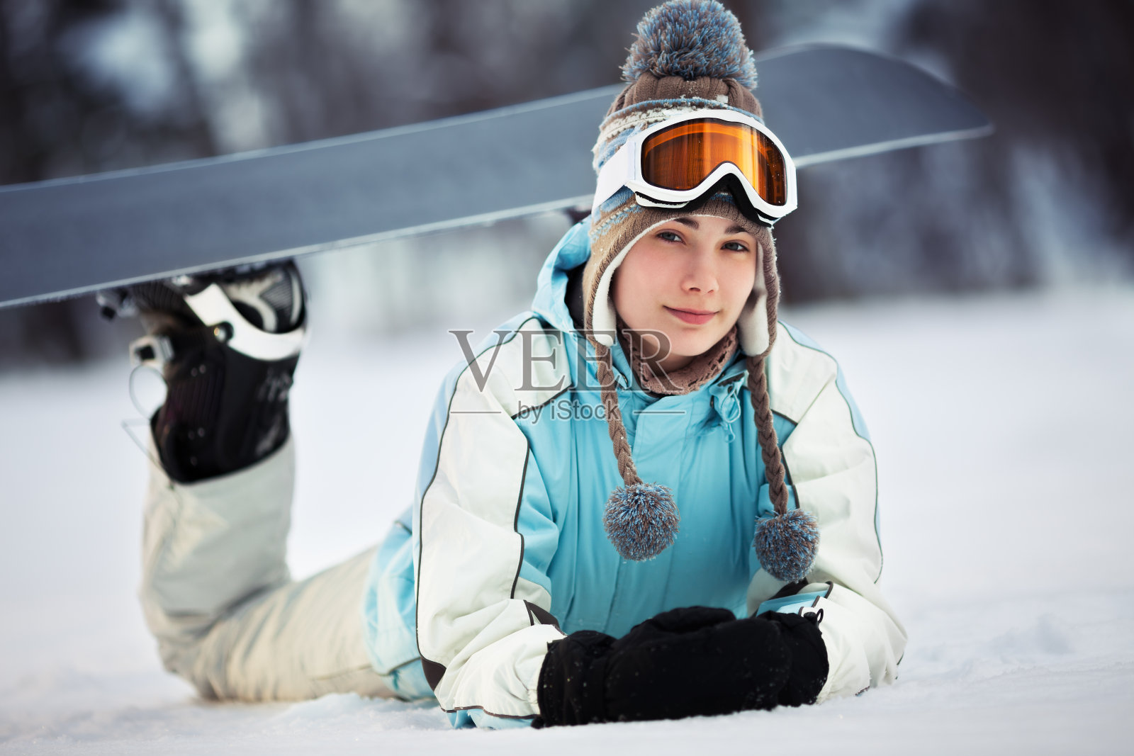 年轻女子滑雪板运动员休息照片摄影图片