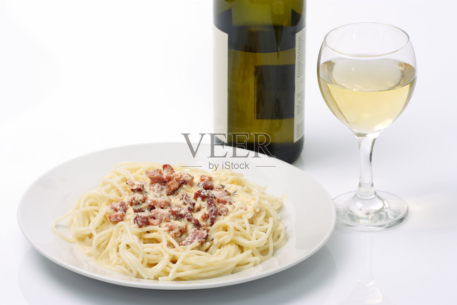 意大利面条加白葡萄酒照片摄影图片