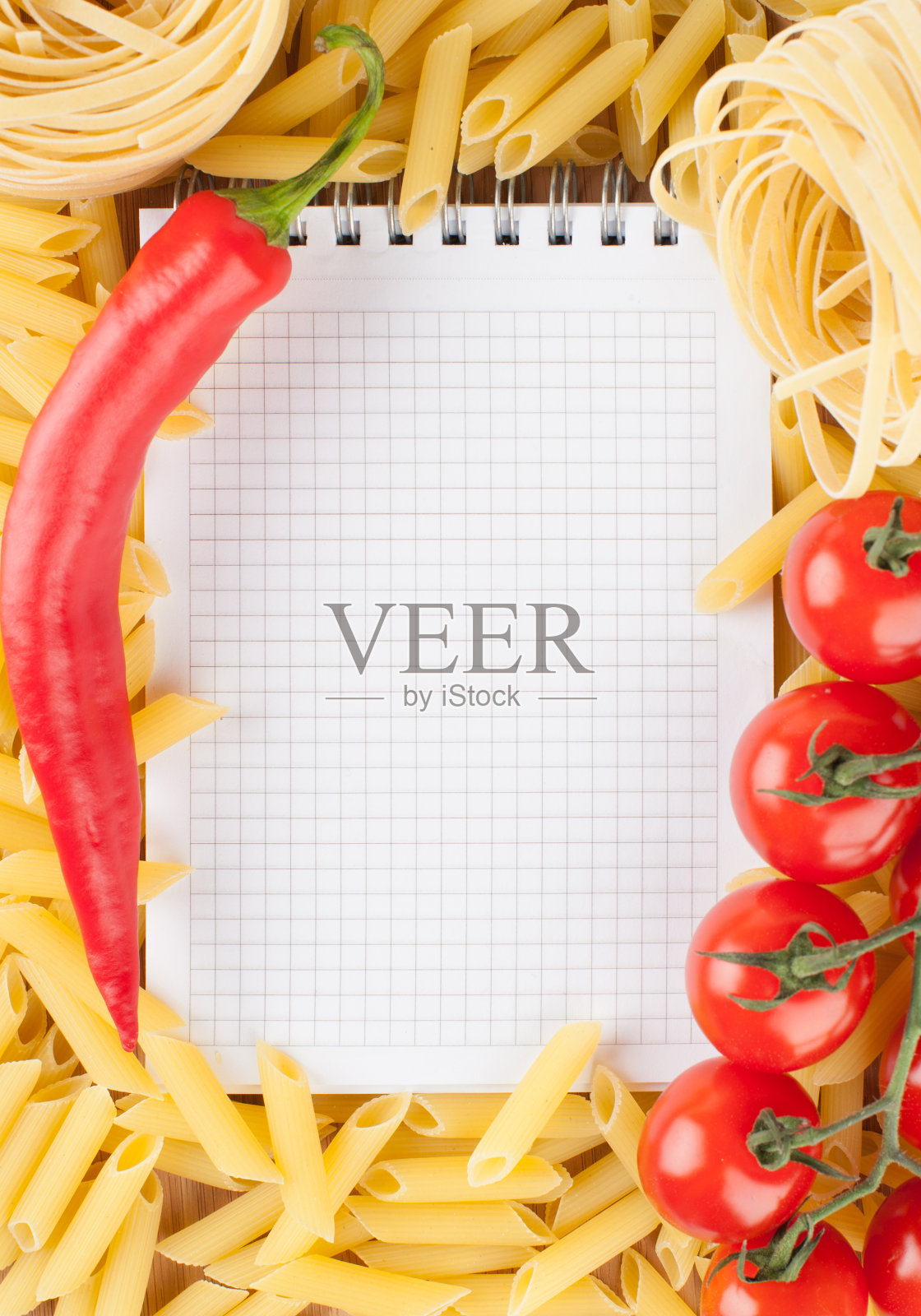 新鲜蔬菜，意大利面和笔记本照片摄影图片