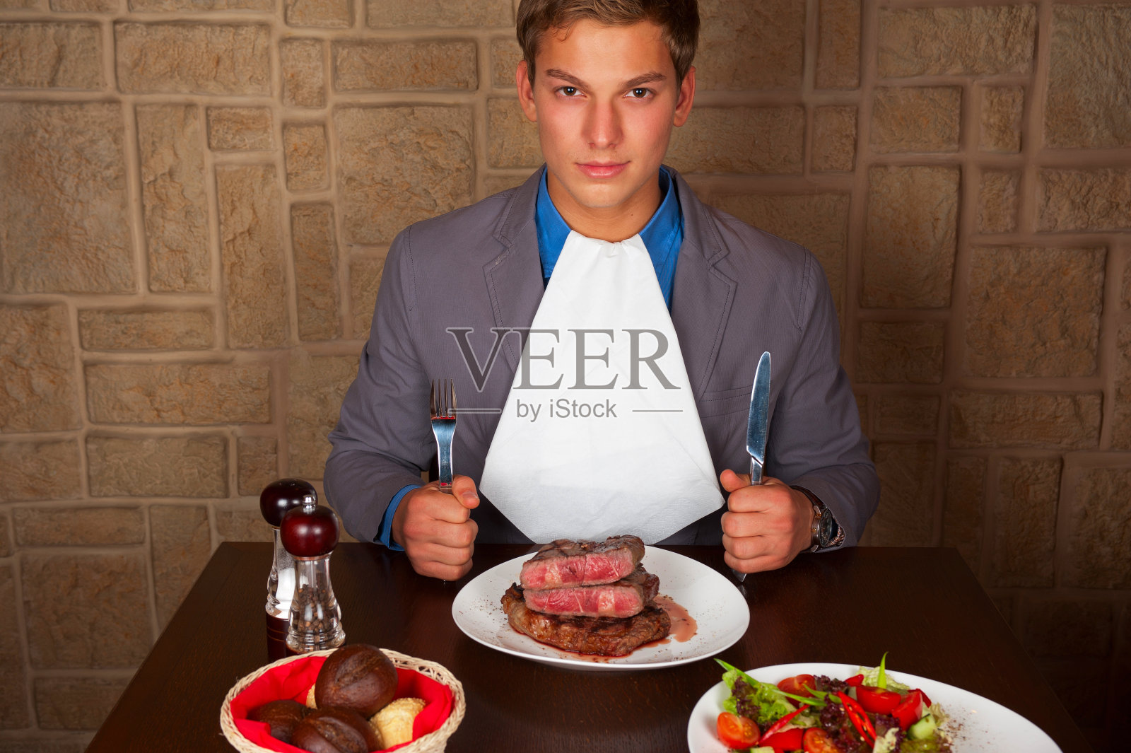 吃牛排照片摄影图片