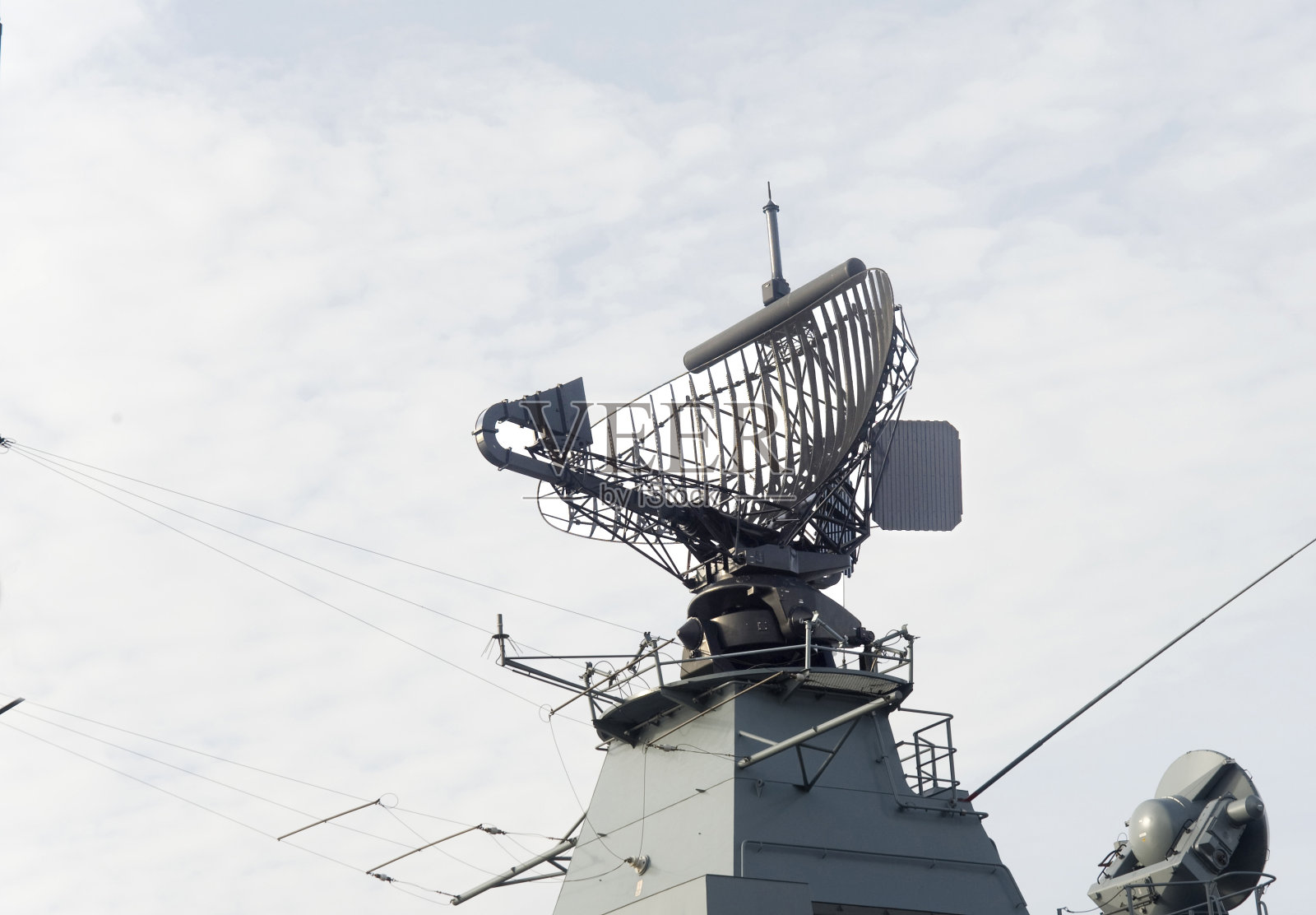 现代军用舰船雷达。照片摄影图片