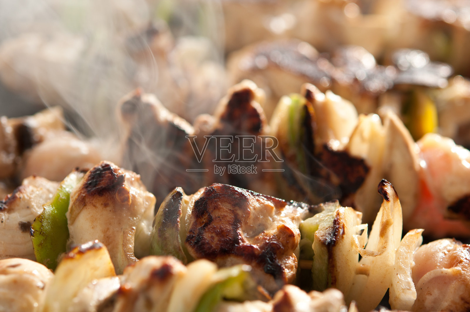 烤架上热气腾腾的鸡肉串照片摄影图片