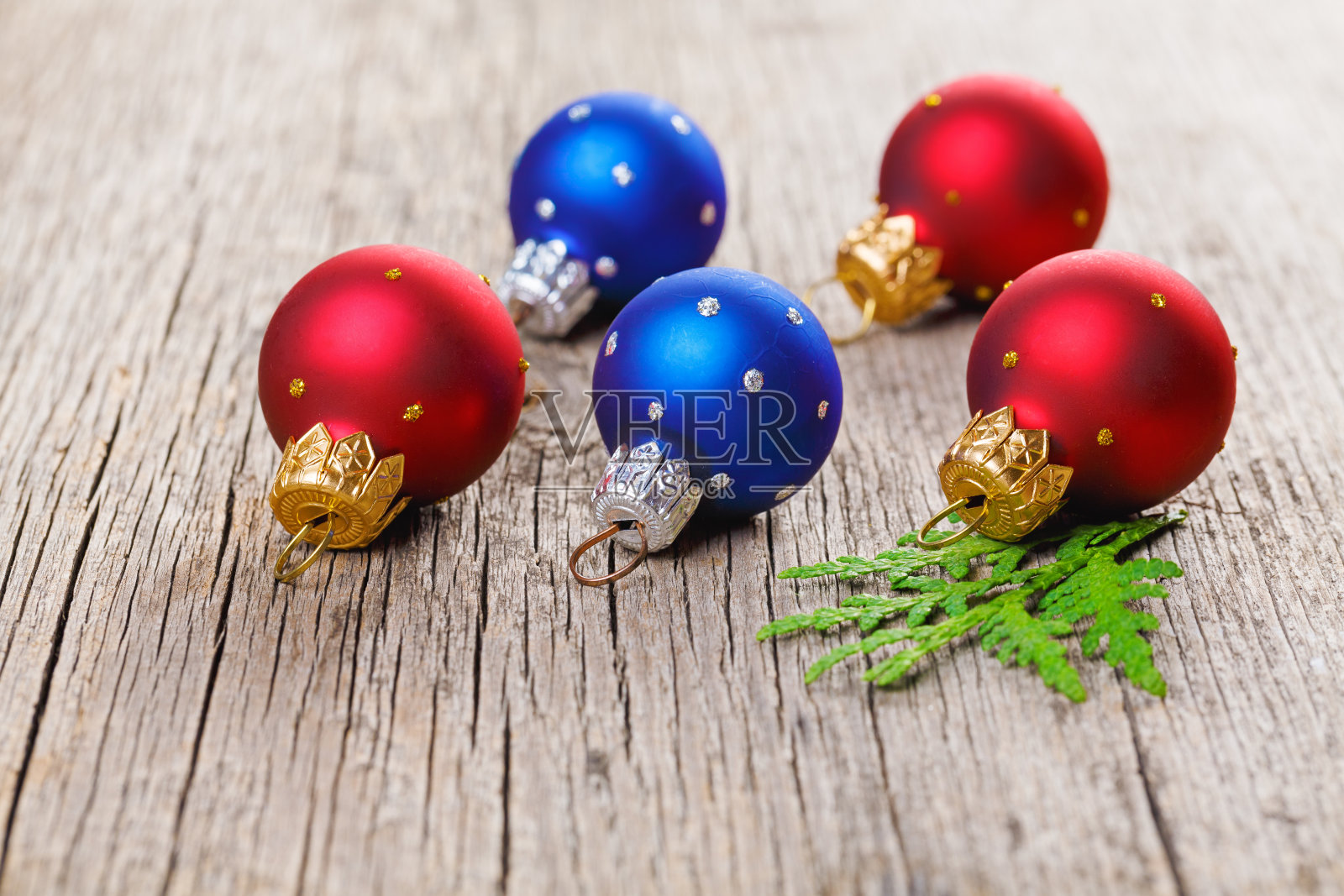 圣诞球在木制的背景与绿色的杜嘉树枝照片摄影图片