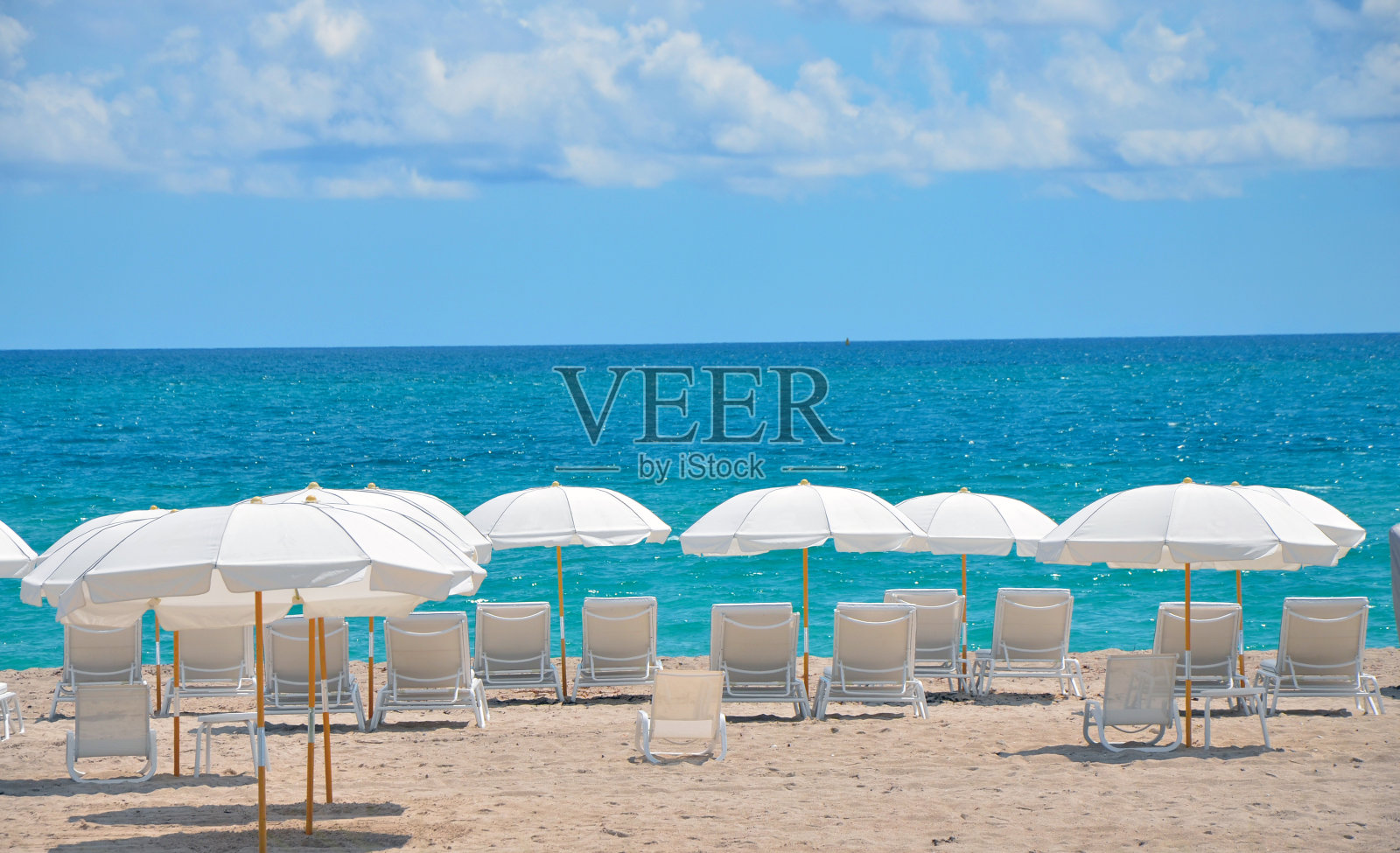 沙滩上的雨伞和椅子照片摄影图片