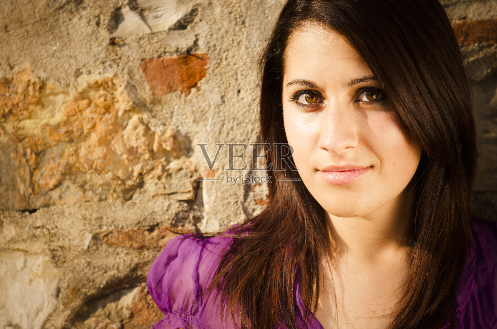 一个深色头发的性感女人的肖像照片摄影图片